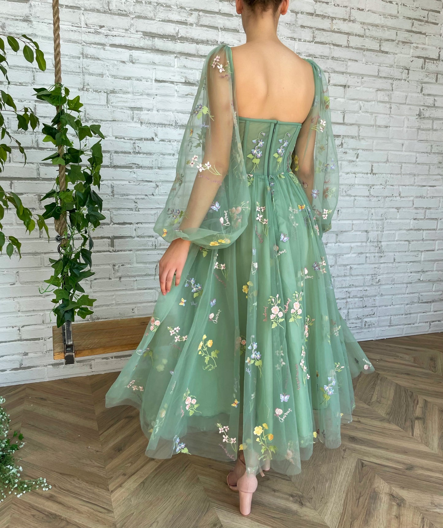 Green midi dress with long sleeves and flowers