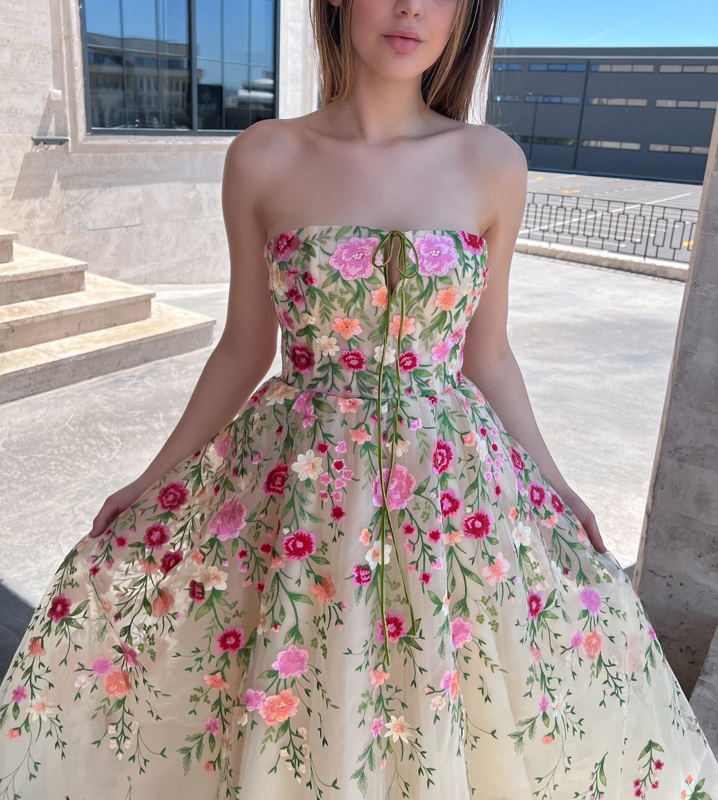 Beige midi dress with no sleeves, embroidery and flowers