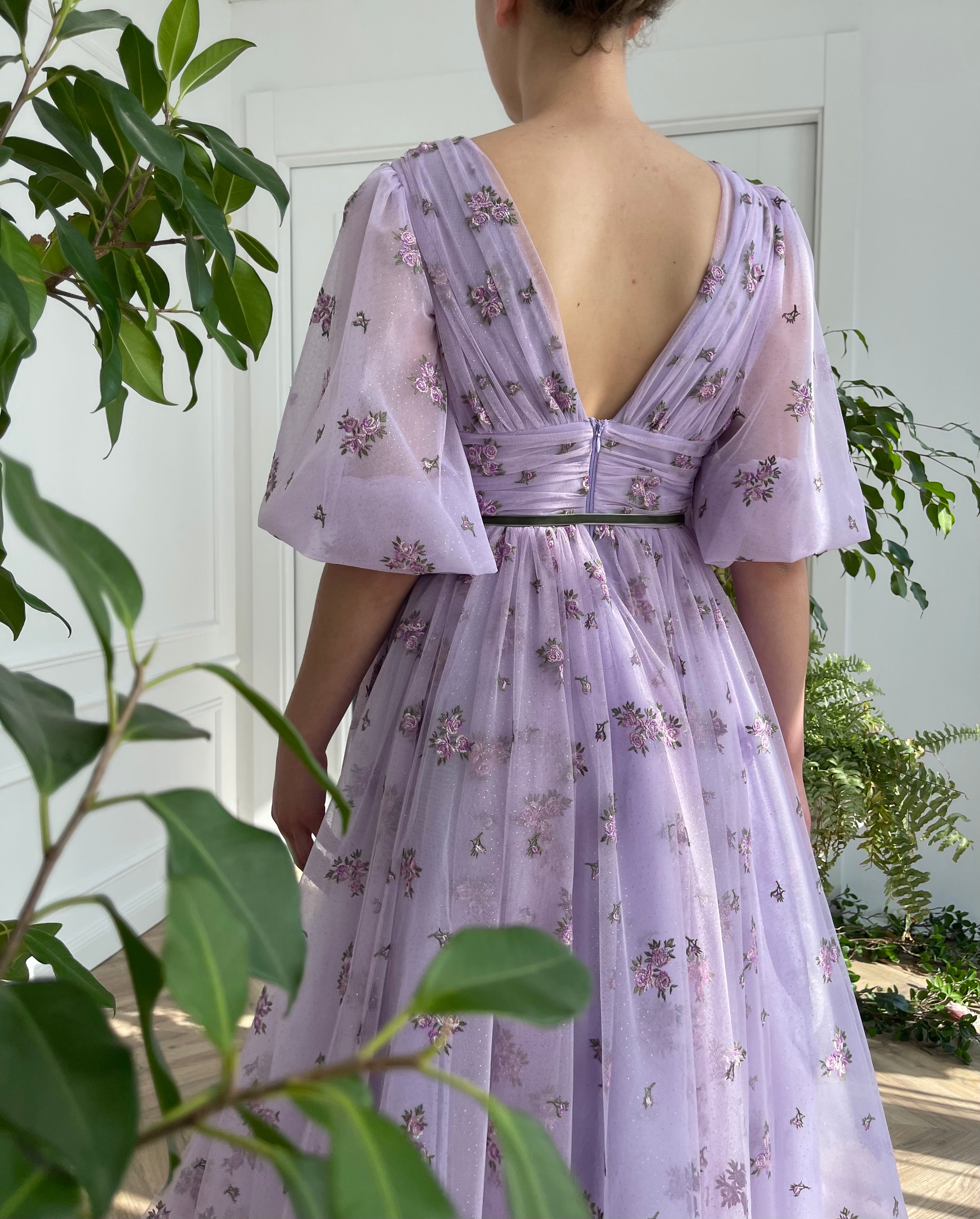 Purple midi dress with v-neck and short sleeves