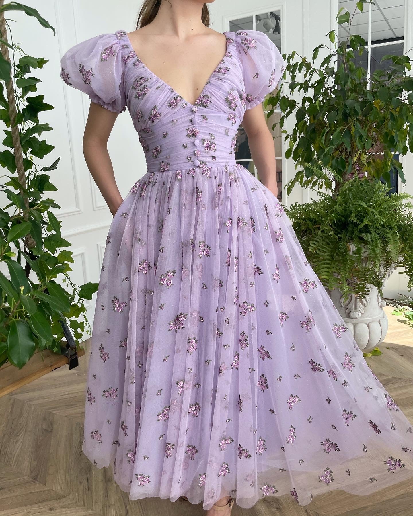 Purple midi dress with v-neck and short sleeves