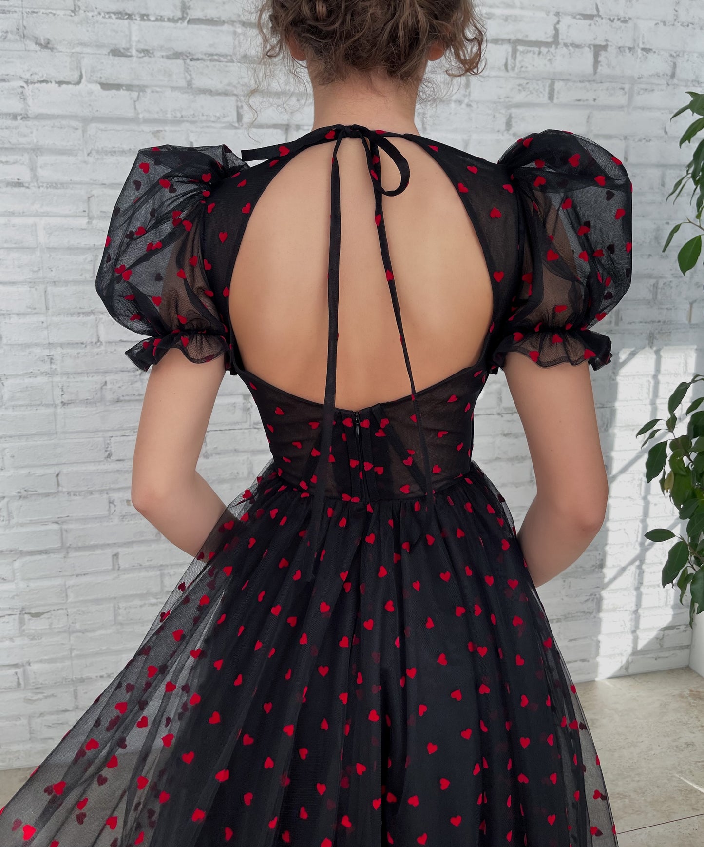 Black midi dress with short sleeves and hearty fabric