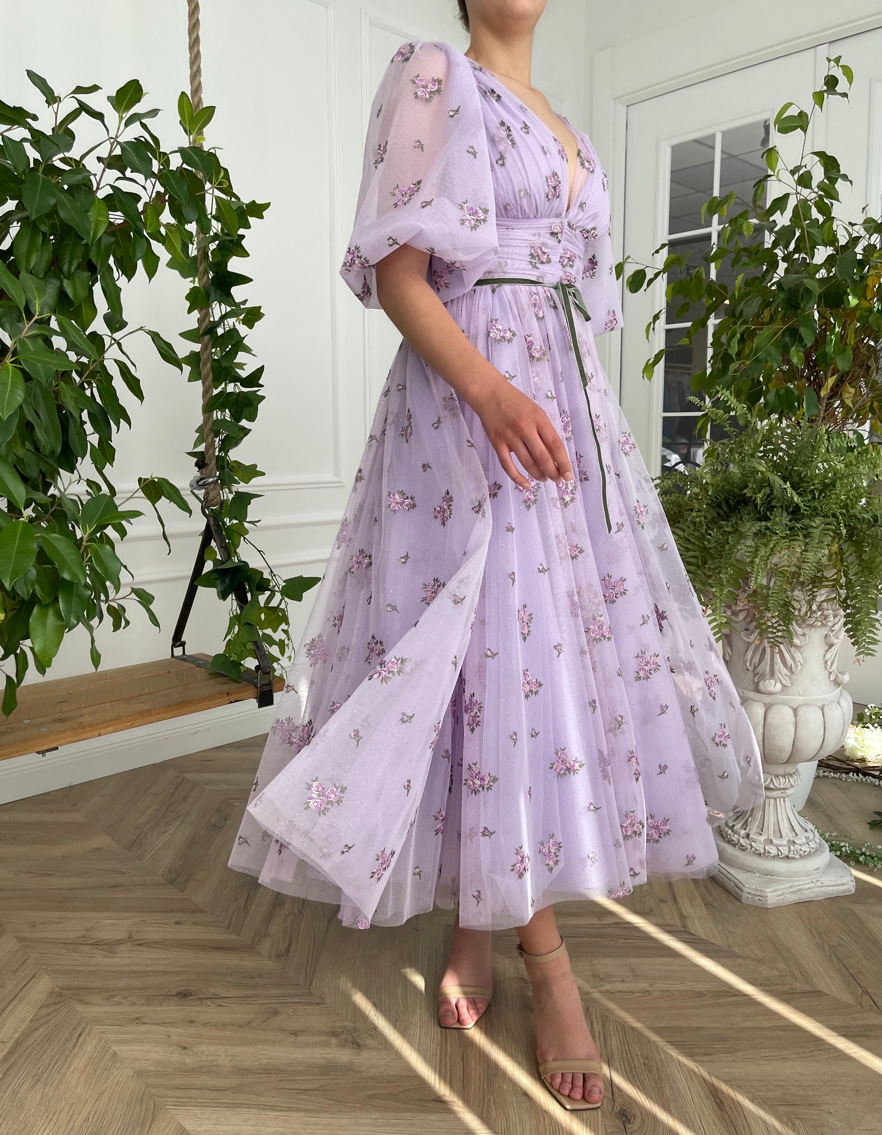 Purple midi dress with v-neck and short sleeves