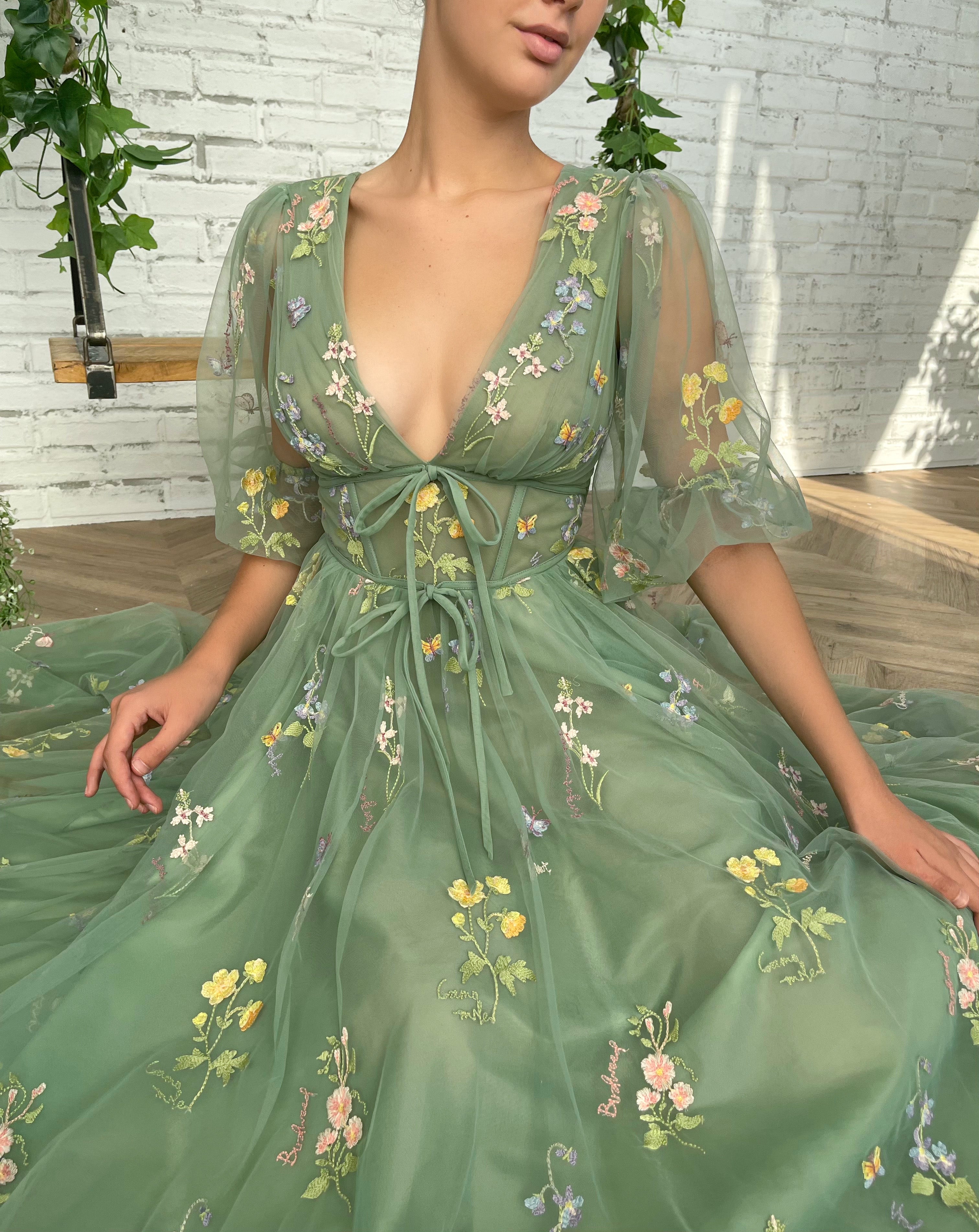 Green midi dress with short sleeves, flowers and v-neck