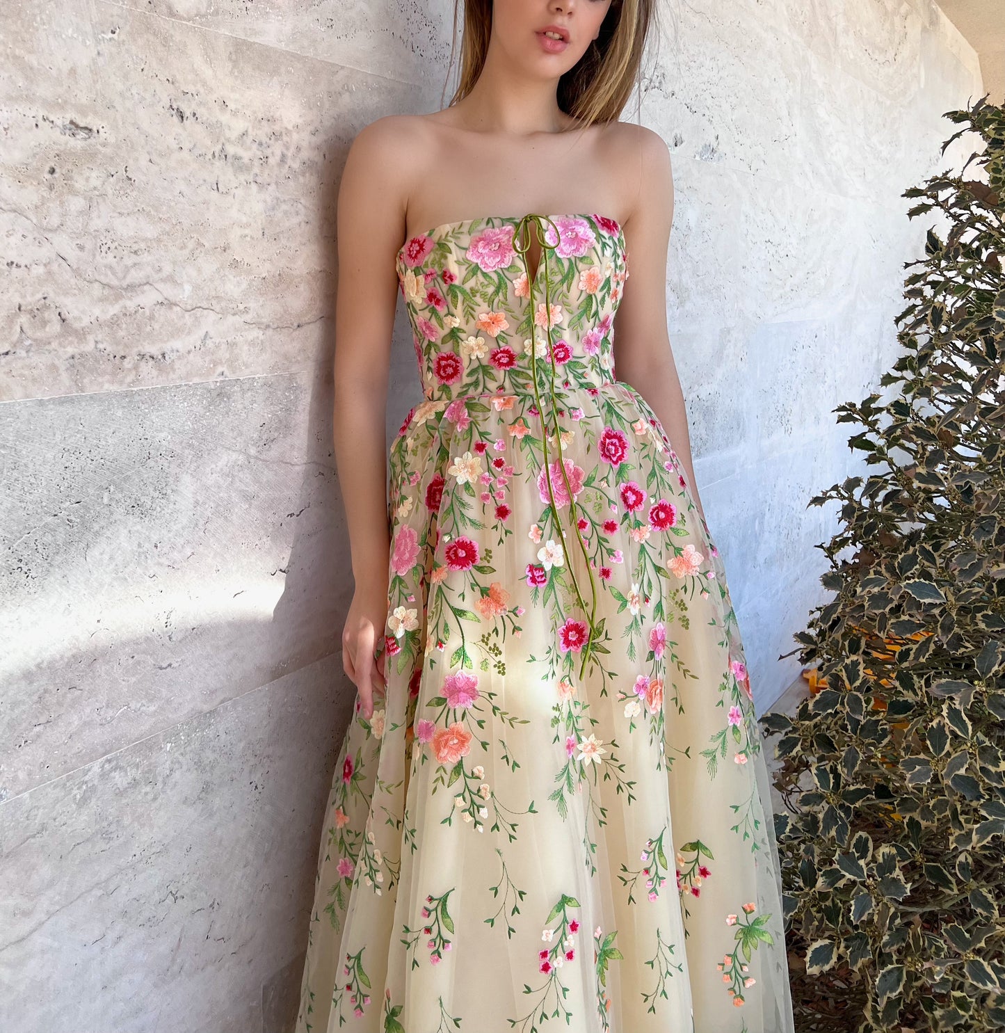 Beige midi dress with no sleeves, embroidery and flowers