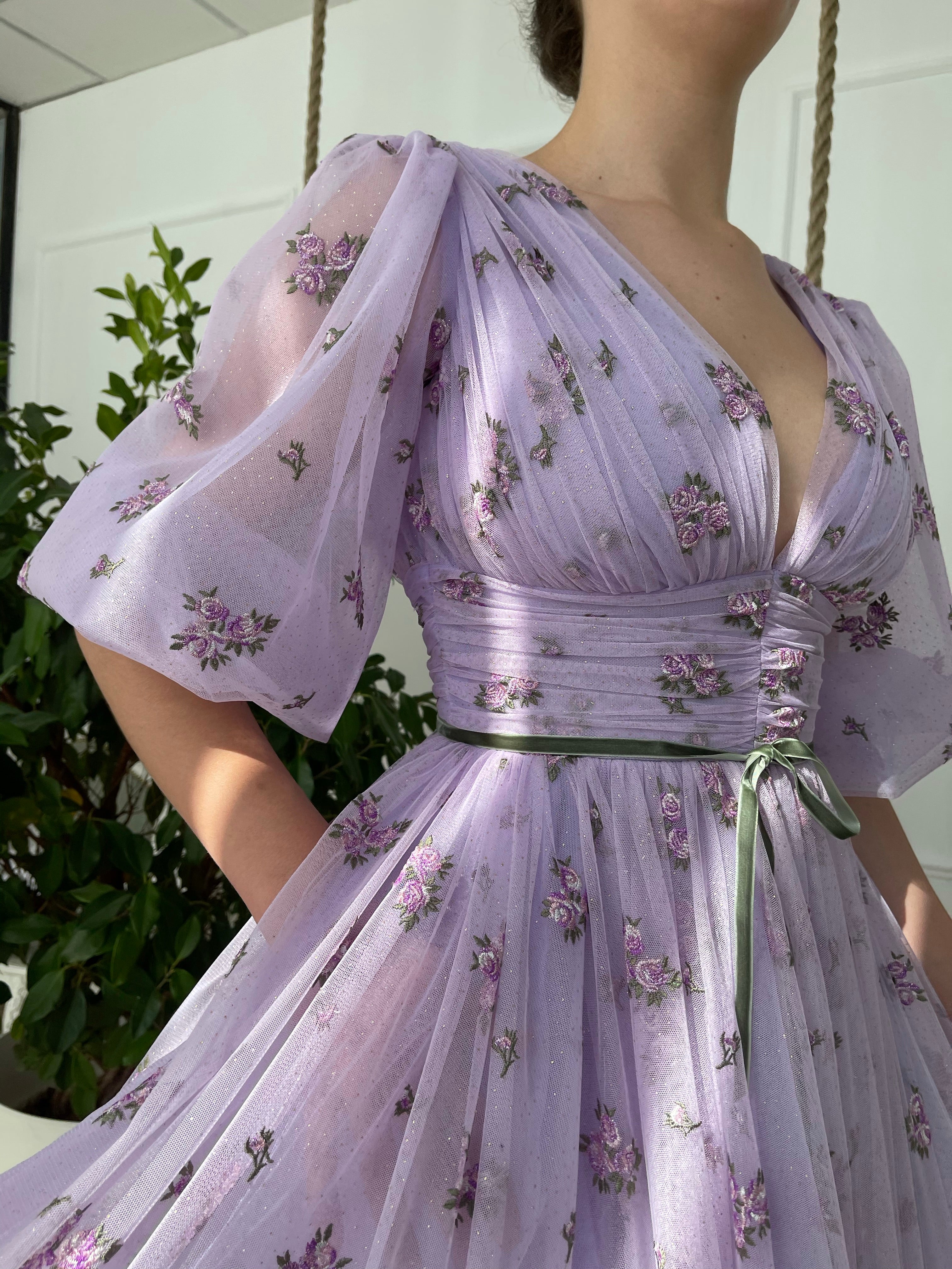 Purple midi dress with v-neck and short sleeves