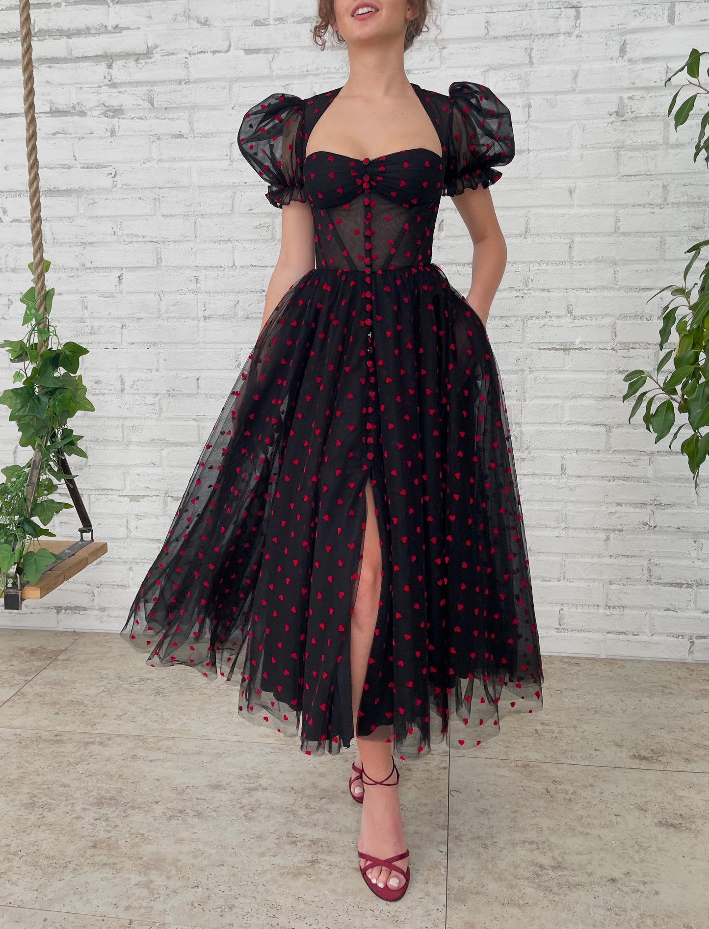 Black midi dress with short sleeves and hearty fabric