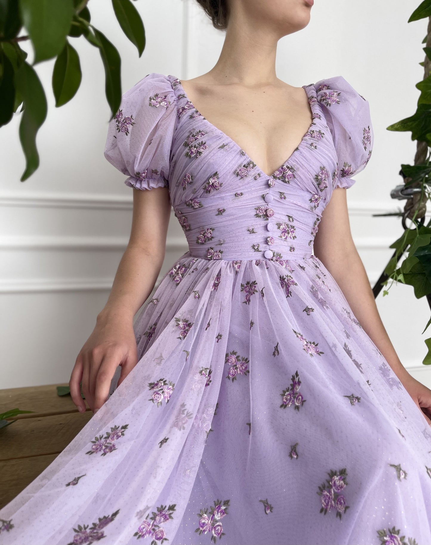 Purple midi dress with v-neck and short sleeves
