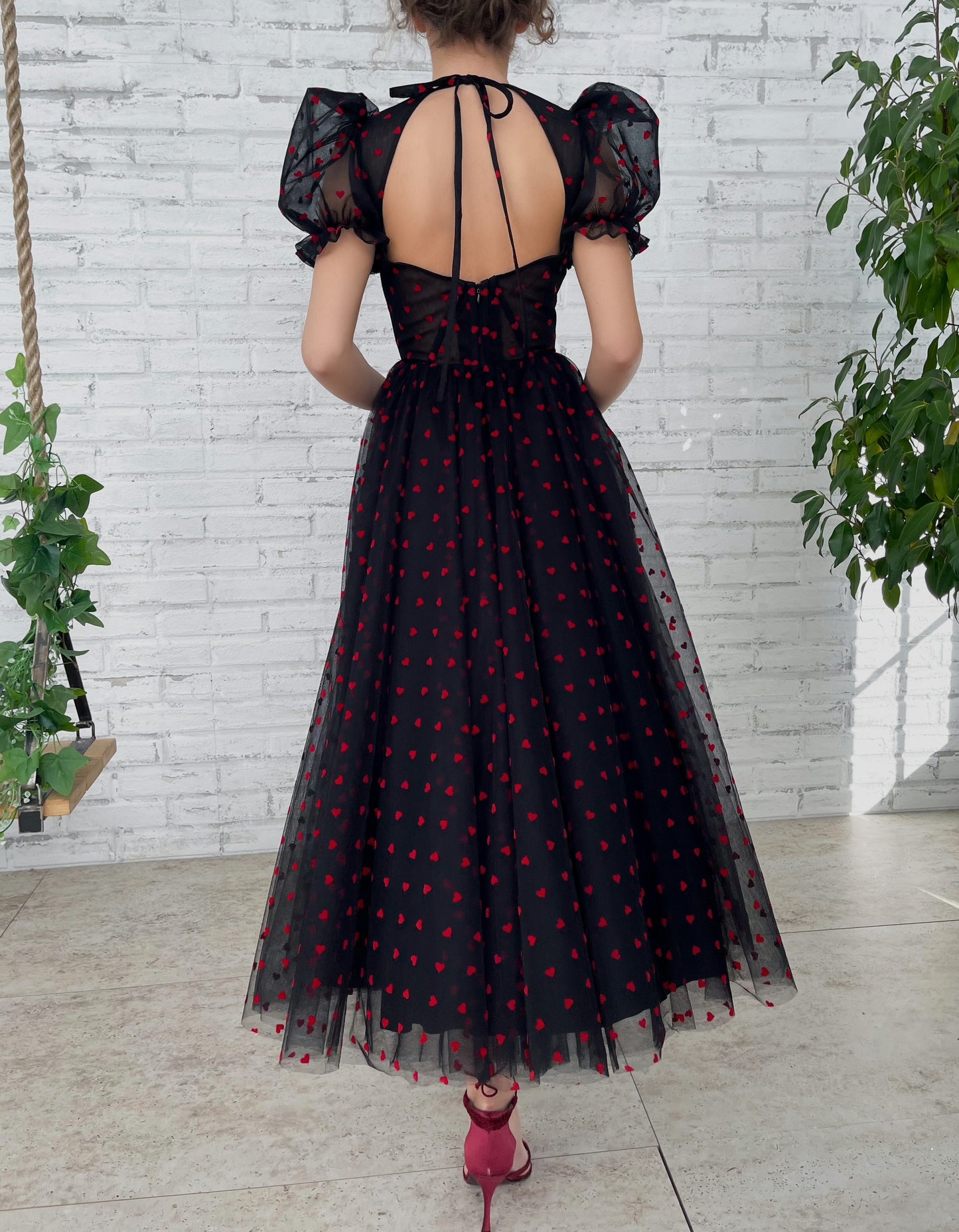 Black midi dress with short sleeves and hearty fabric
