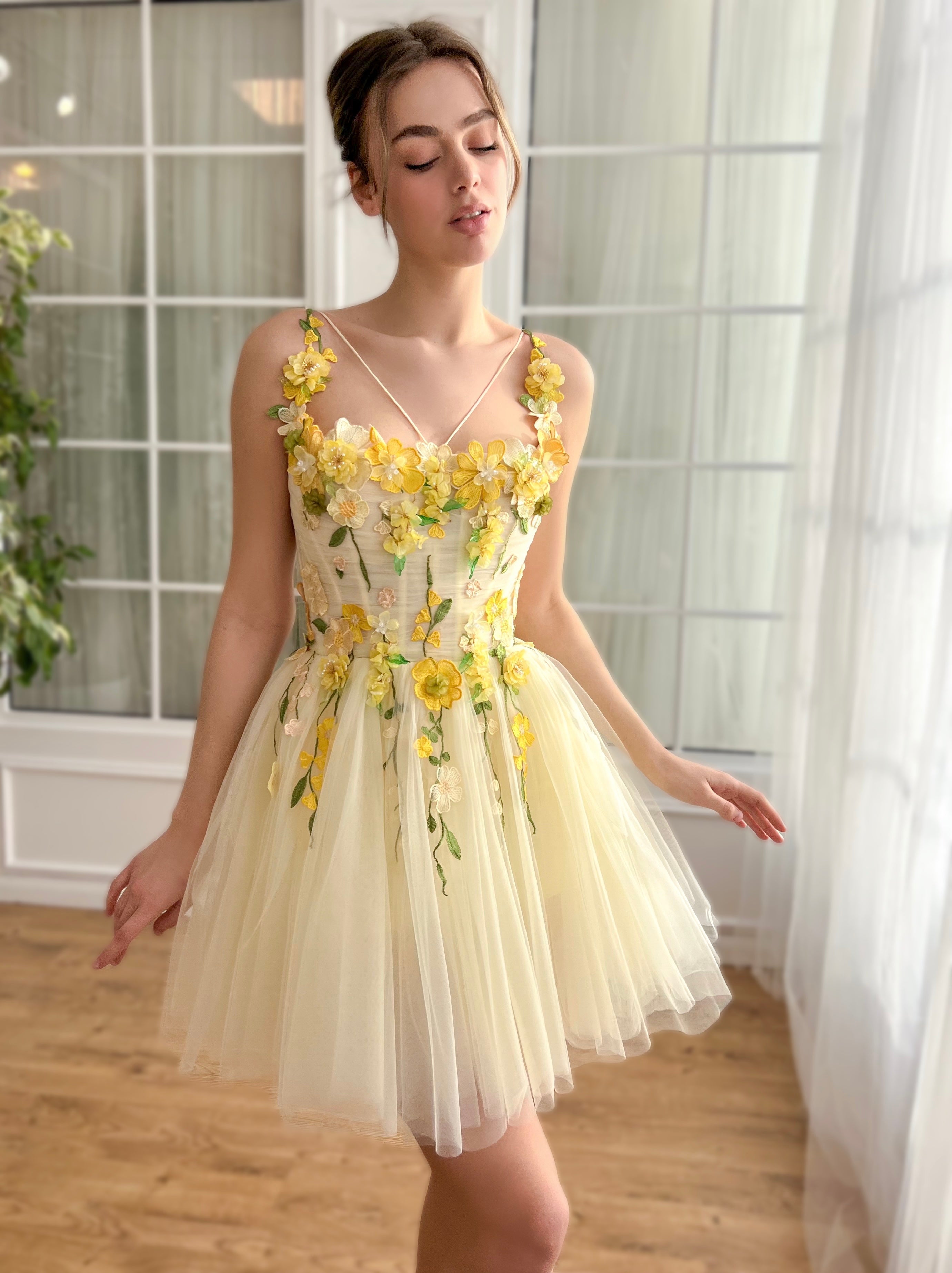 Yellow mini dress with straps and embroidered flowers