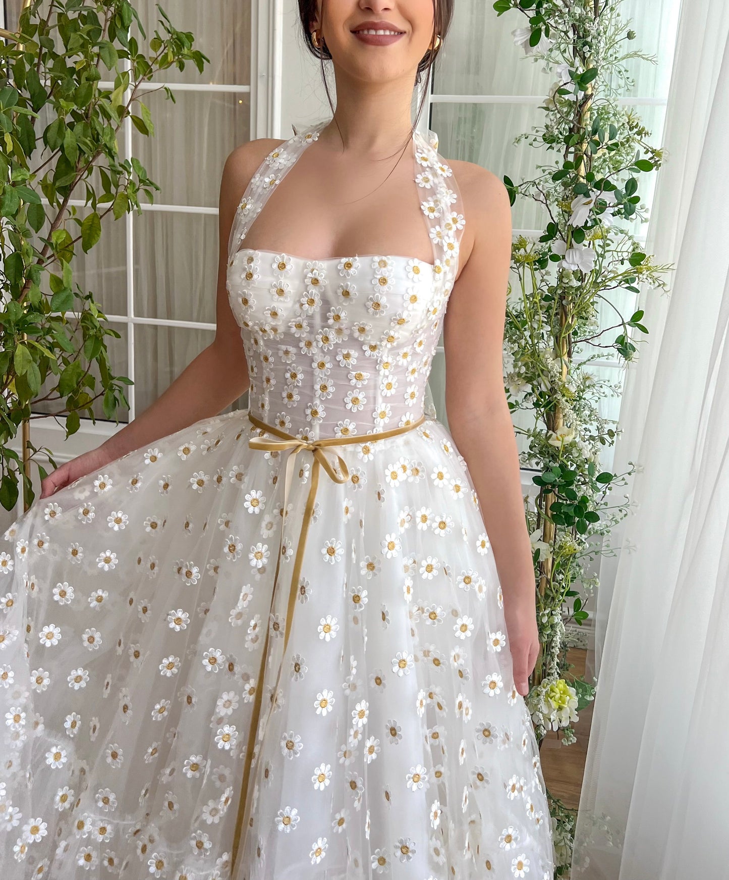 White midi dress with straps and daisies