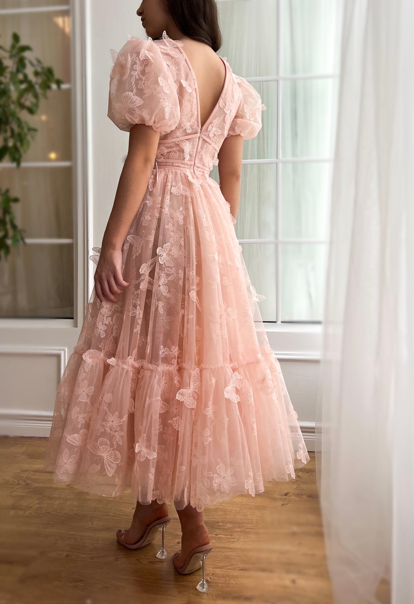 Pink midi dress with short sleeves, v-neck and embroidered butterflies
