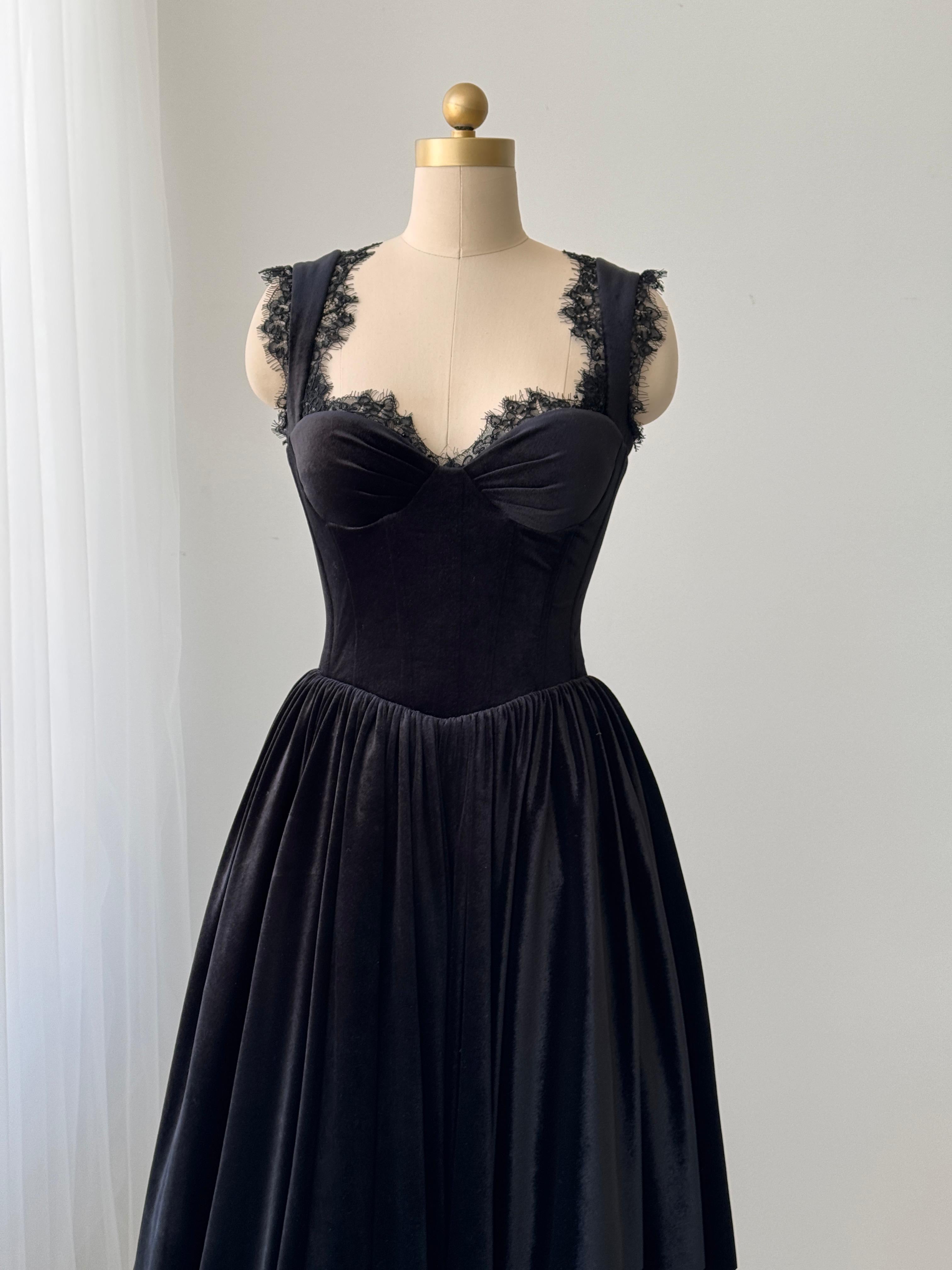 Black midi dress with straps, velvet fabric and embroidered lace