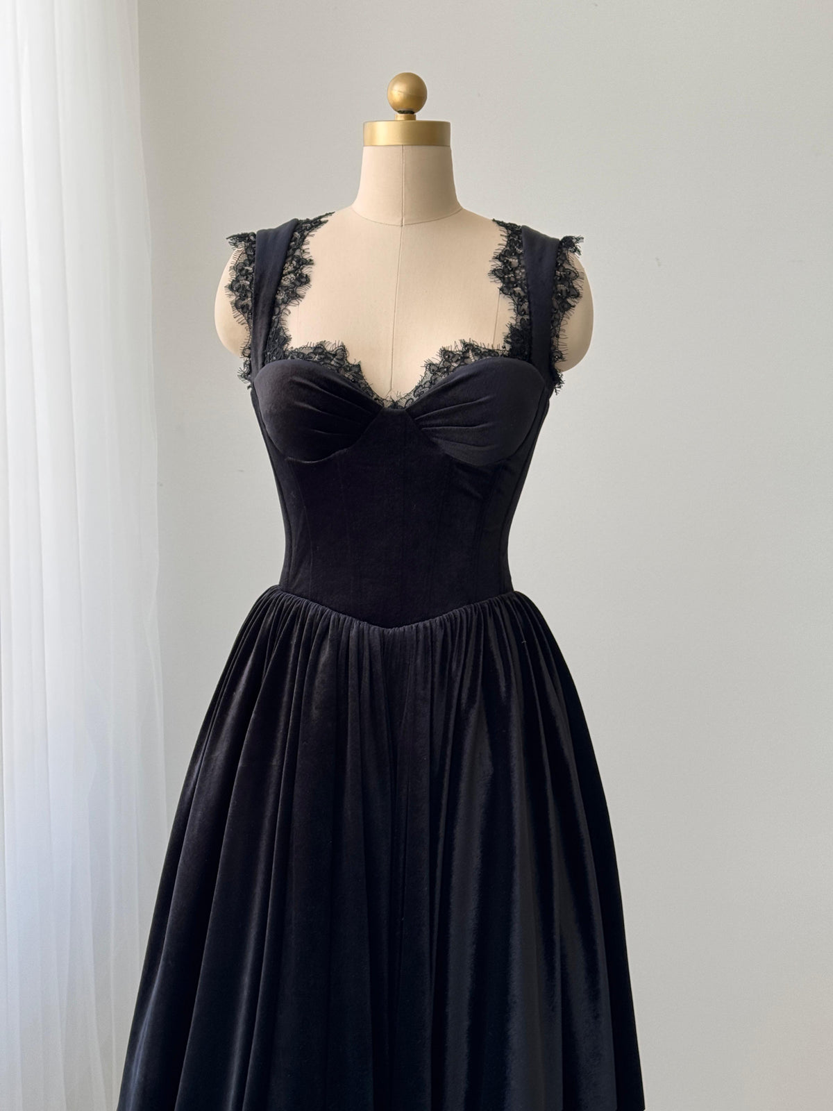 Black midi dress with straps, velvet fabric and embroidered lace