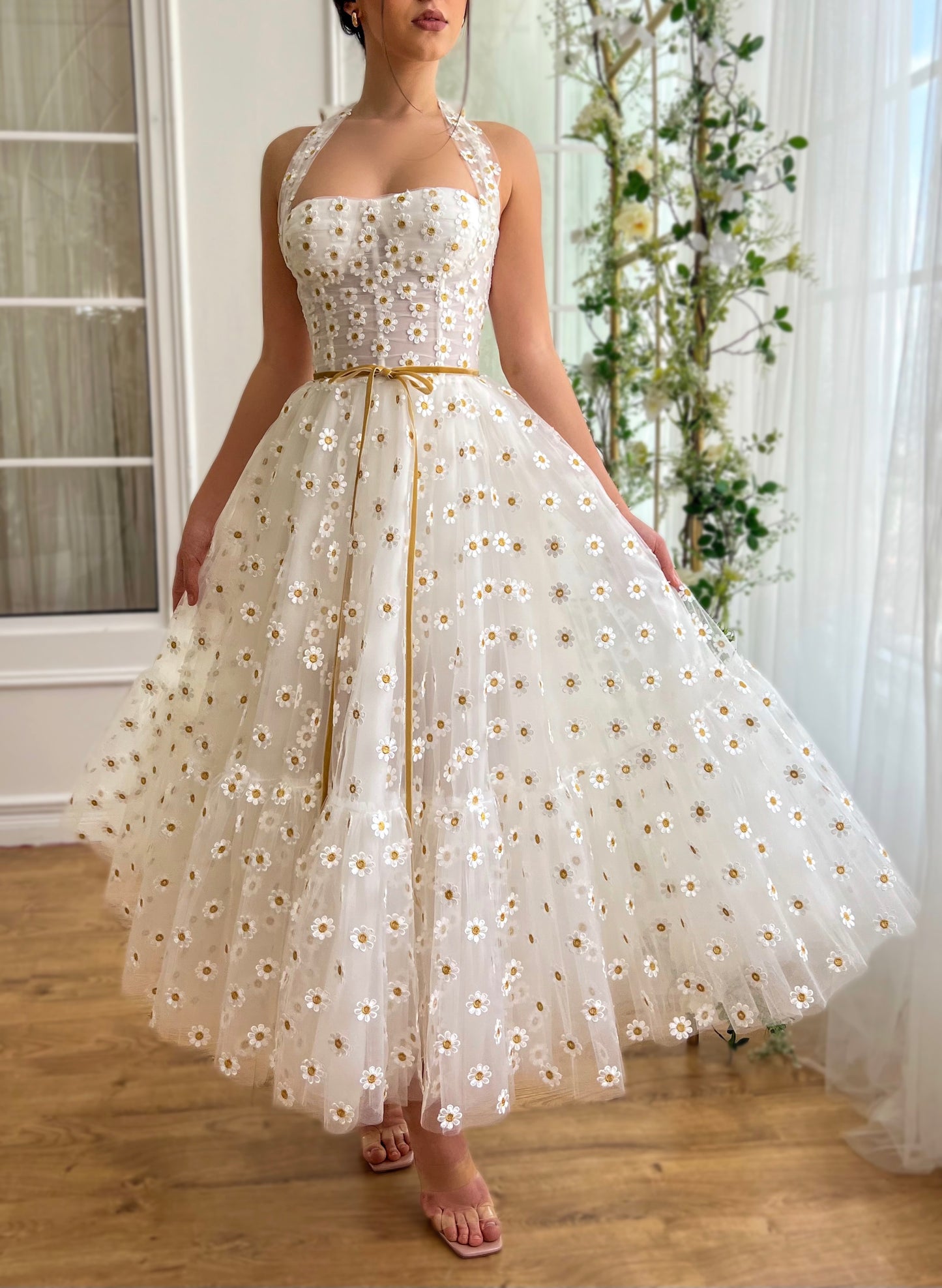 White midi dress with straps and daisies