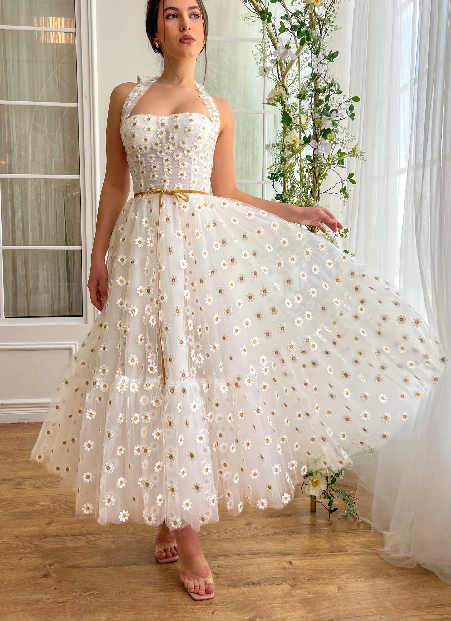White midi dress with straps and daisies
