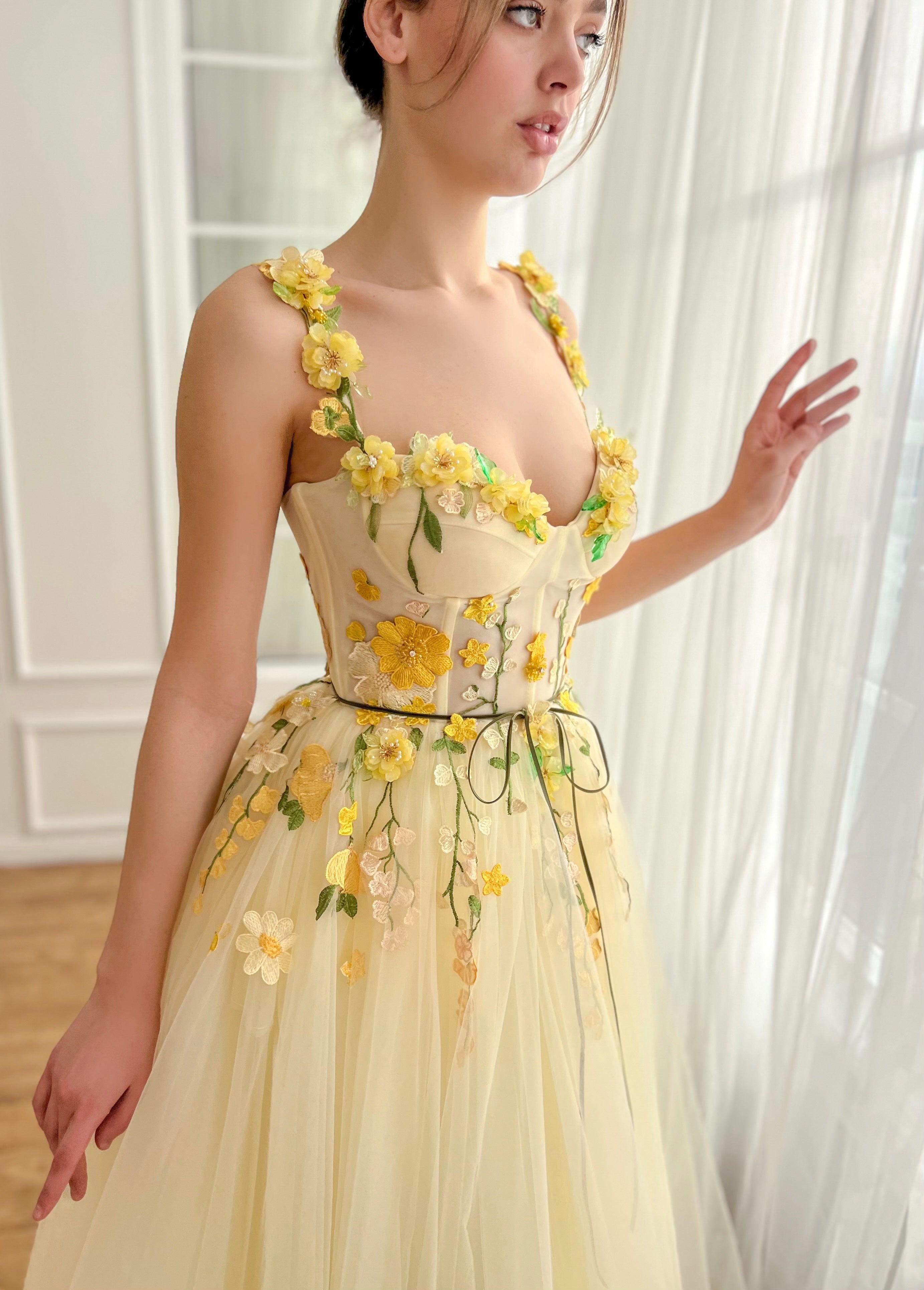 Yellow midi dress with straps and embroidered flowers