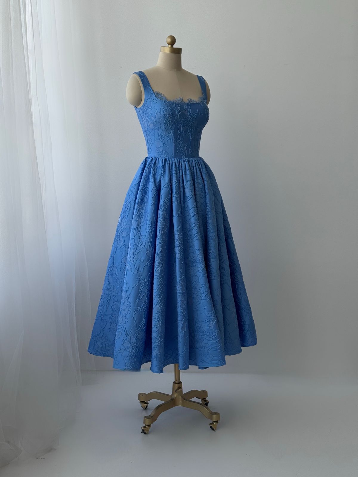 Blue midi dress with straps, lace and brocade fabric