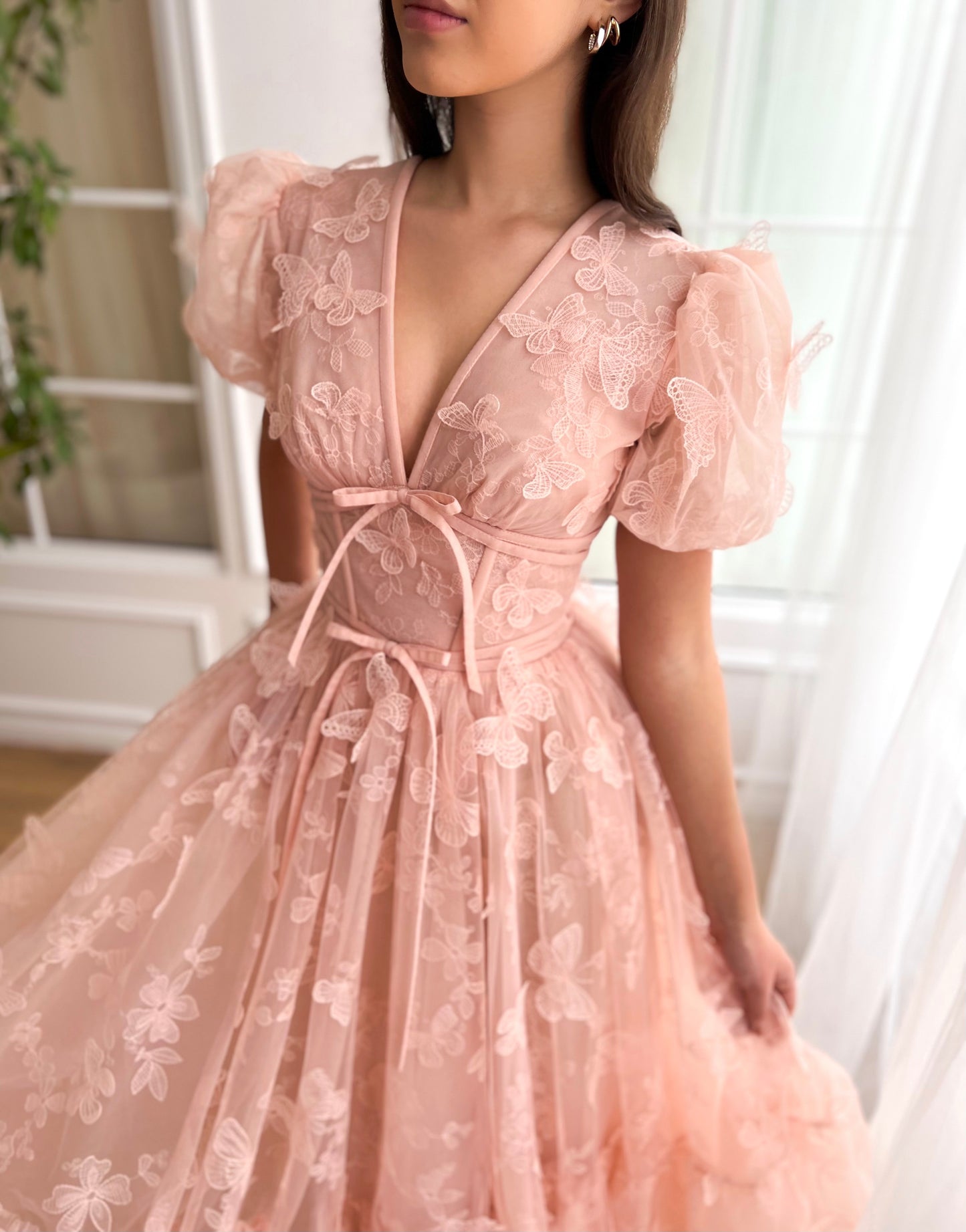 Pink midi dress with short sleeves, v-neck and embroidered butterflies