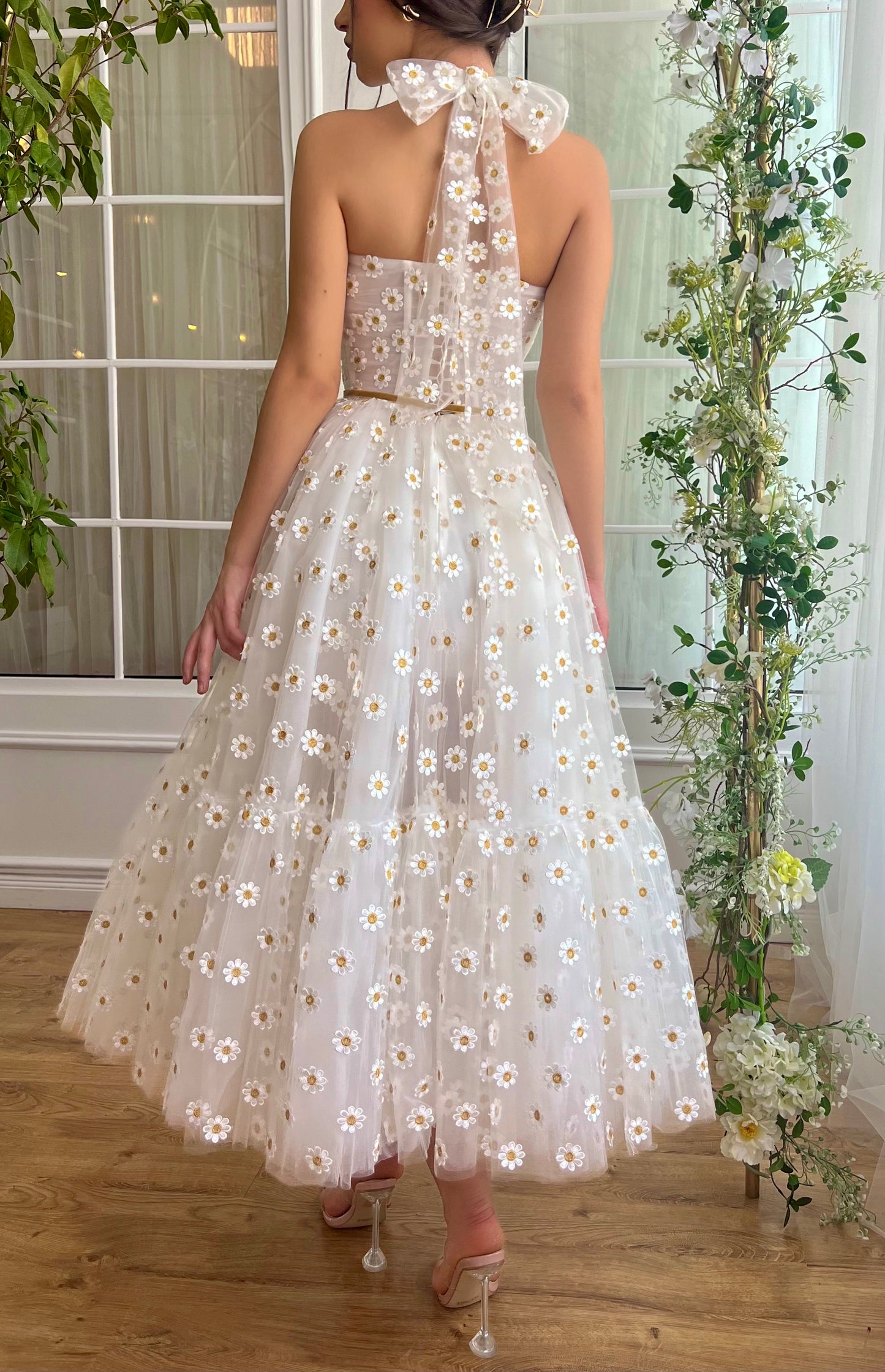 White midi dress with straps and daisies