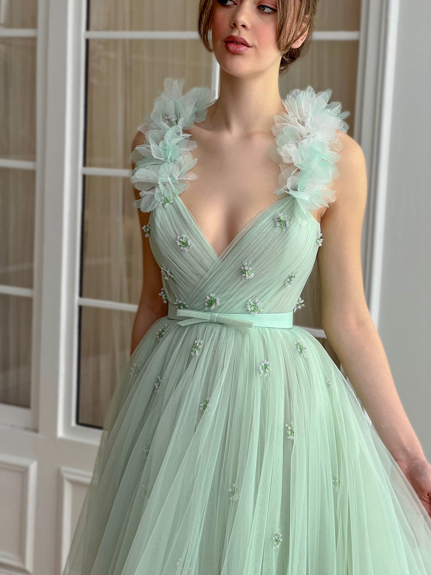 Green midi dress with straps and embroidered flowers