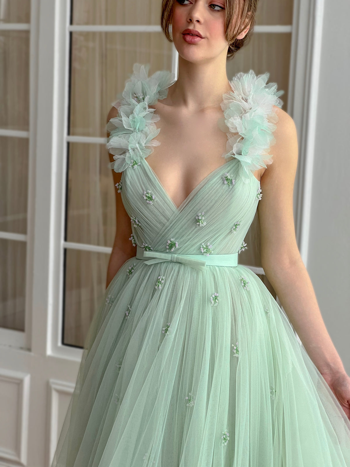 Green midi dress with straps and embroidered flowers