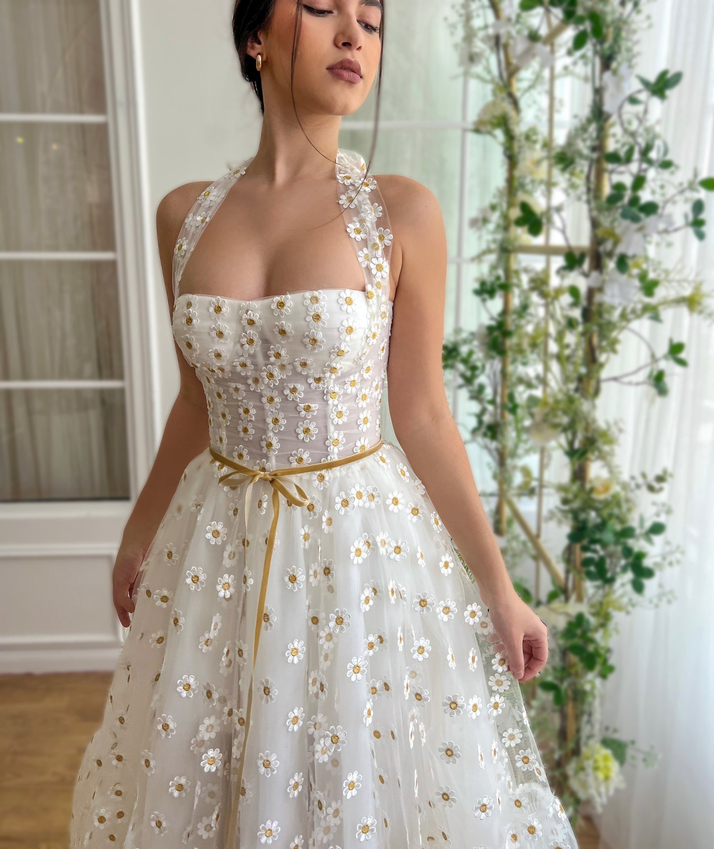White midi dress with straps and daisies