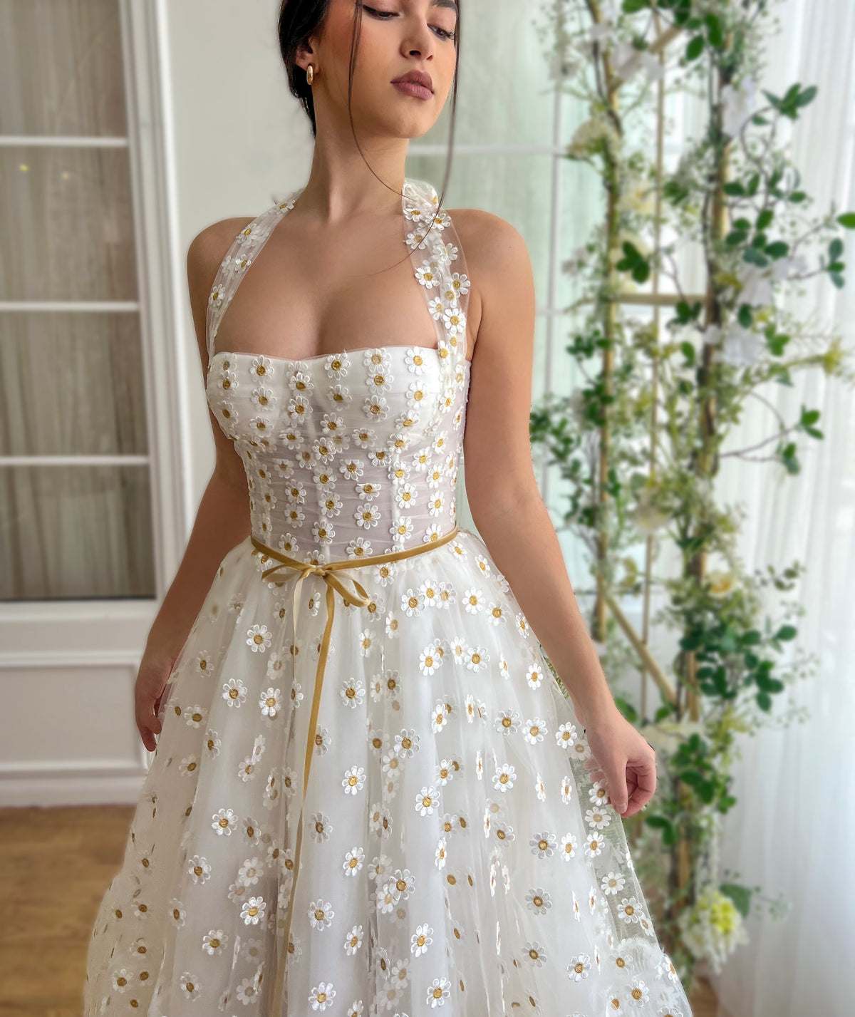 White midi dress with straps and daisies