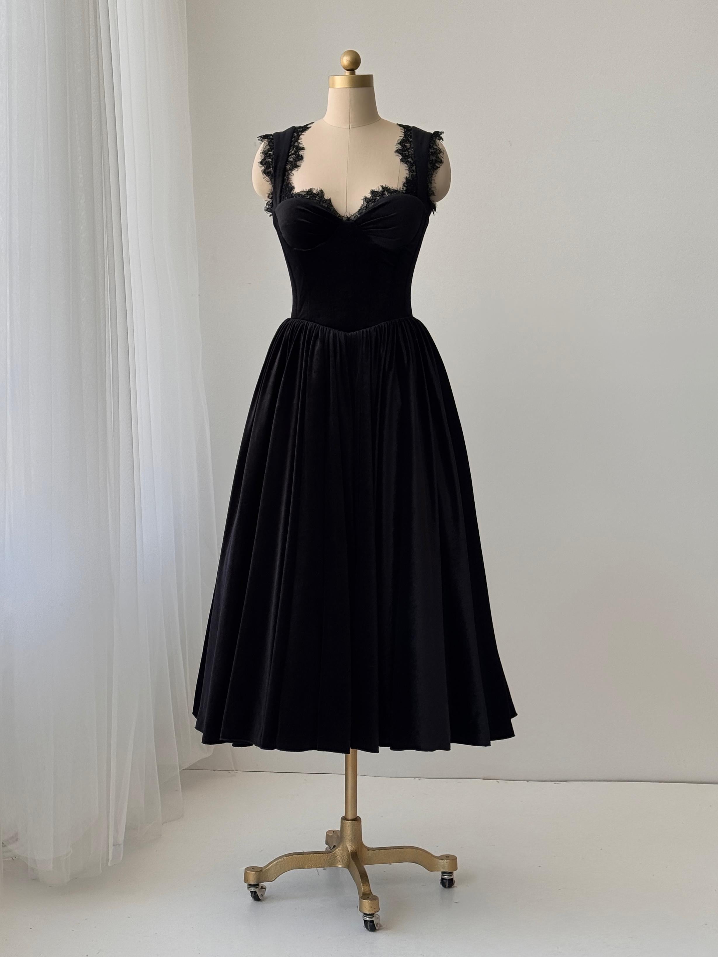 Black midi dress with straps, velvet fabric and embroidered lace