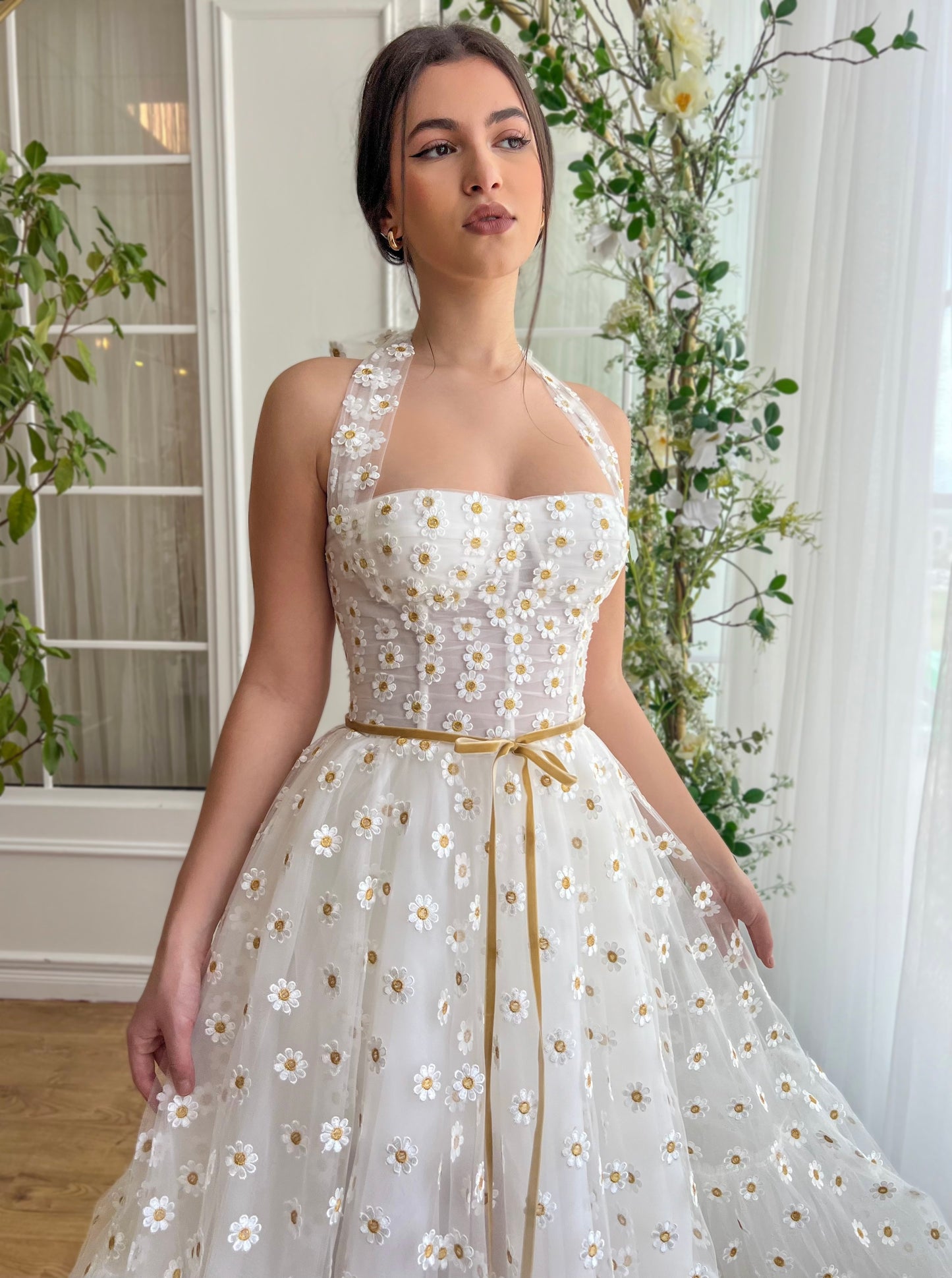 White midi dress with straps and daisies