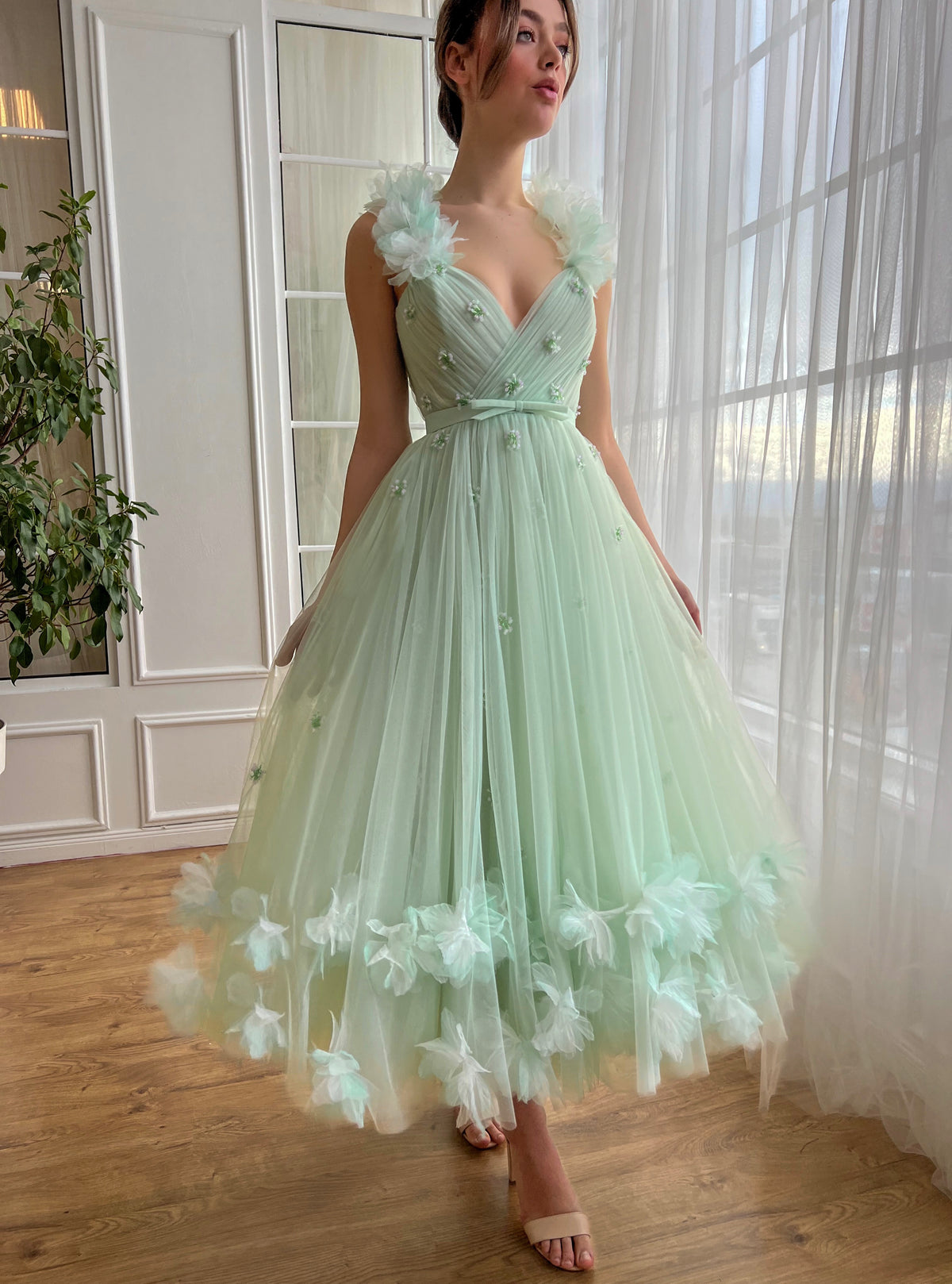 Green midi dress with straps and embroidered flowers