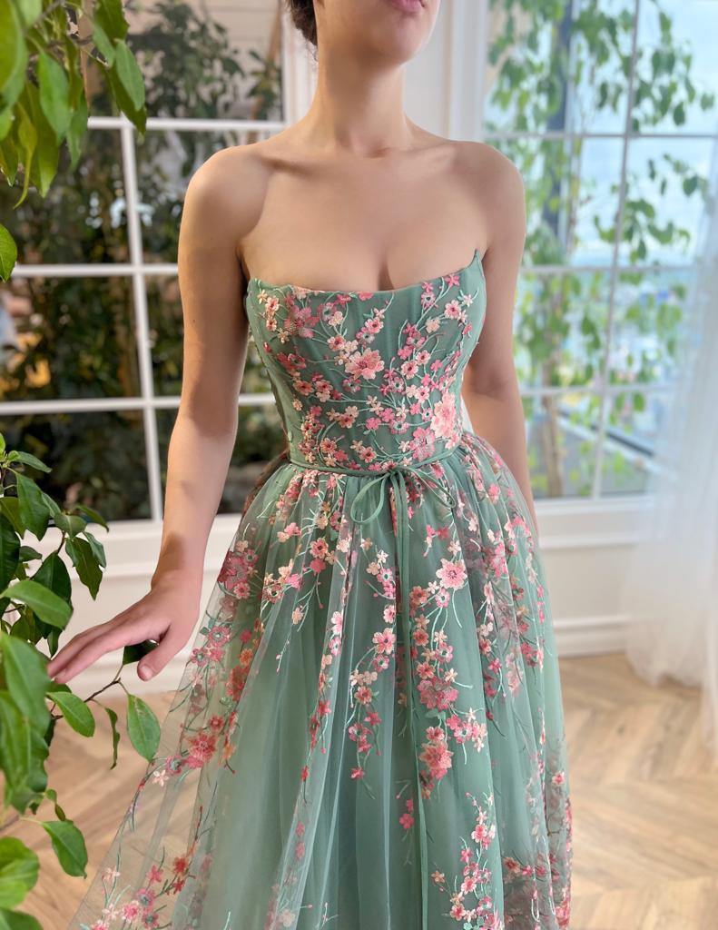 Green midi dress with no sleeves and embroidery