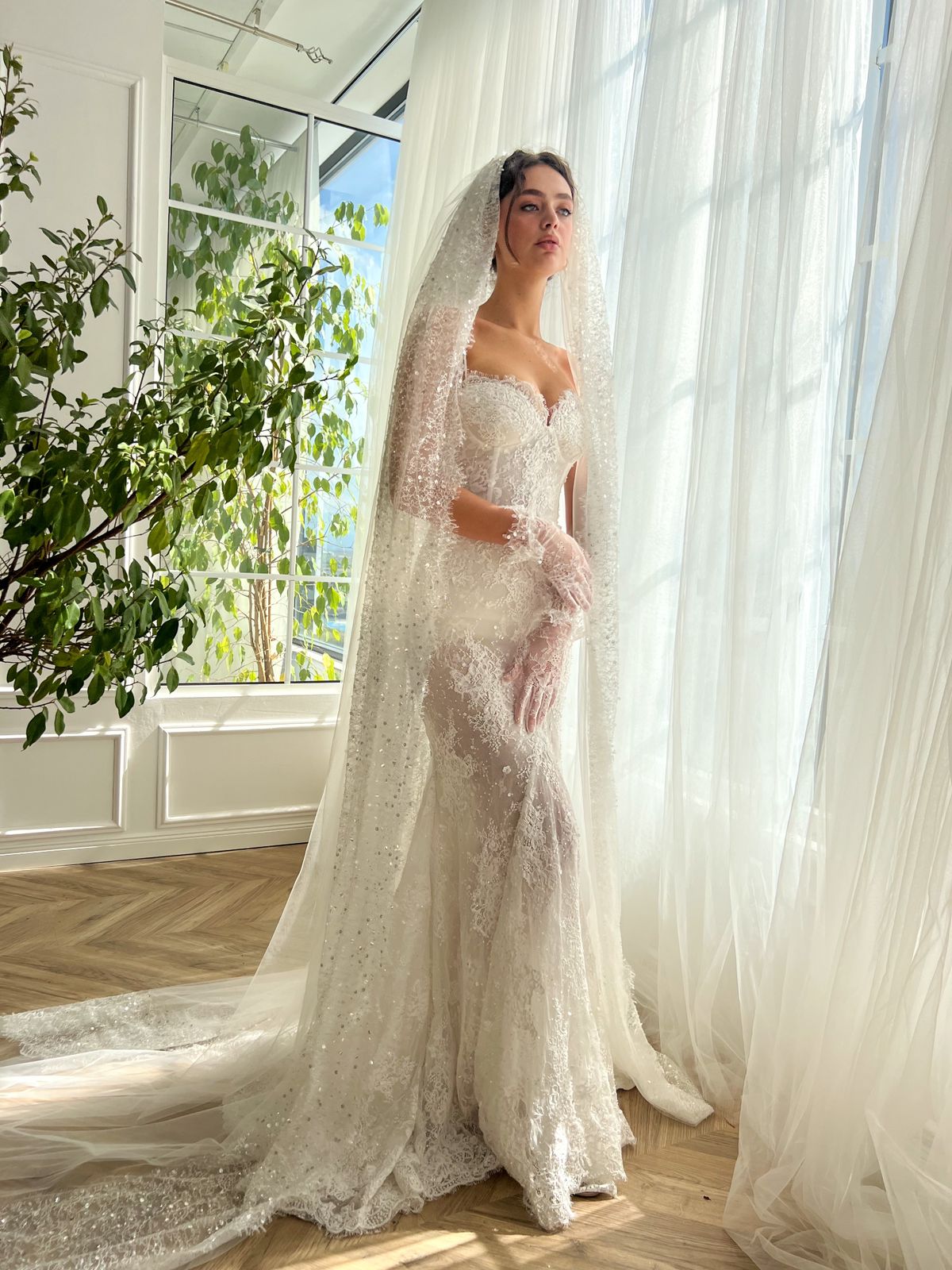 White mermaid bridal dress with veil, gloves and embroidery