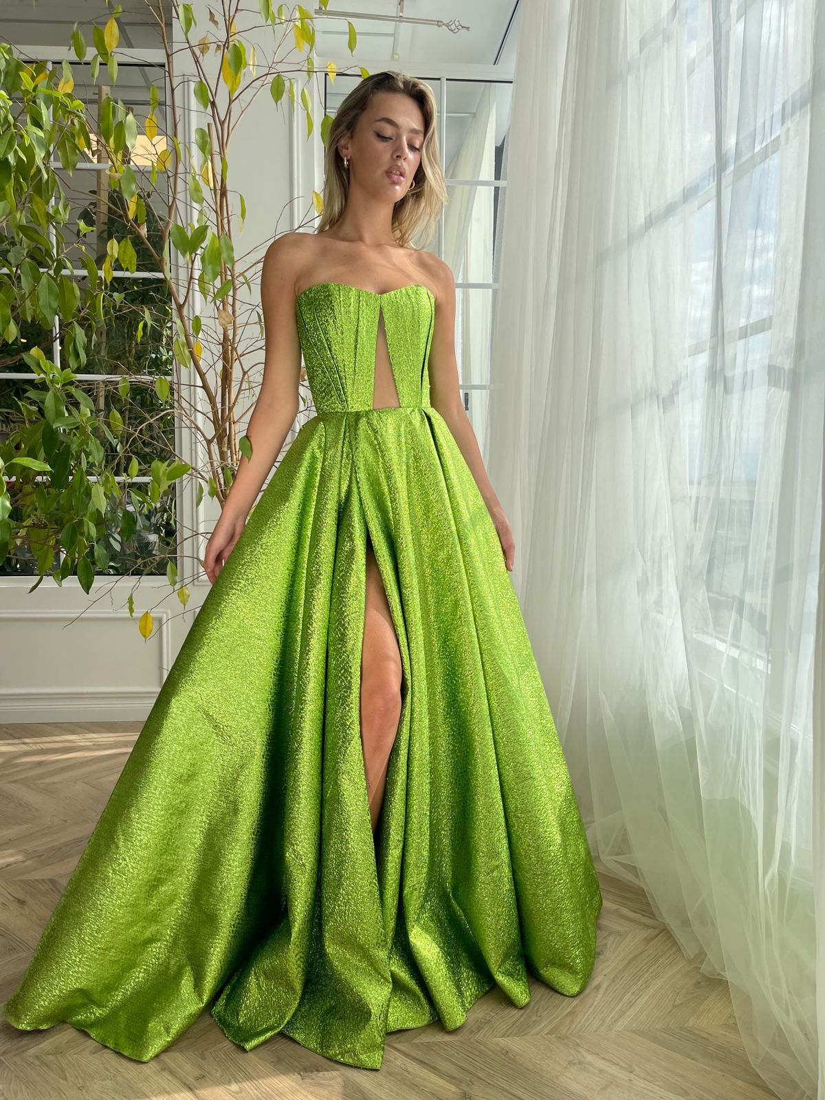Green A-Line dress with no sleeves and shiny fabric