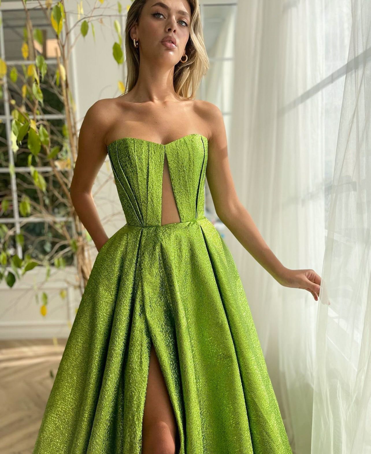 Green A-Line dress with no sleeves and shiny fabric