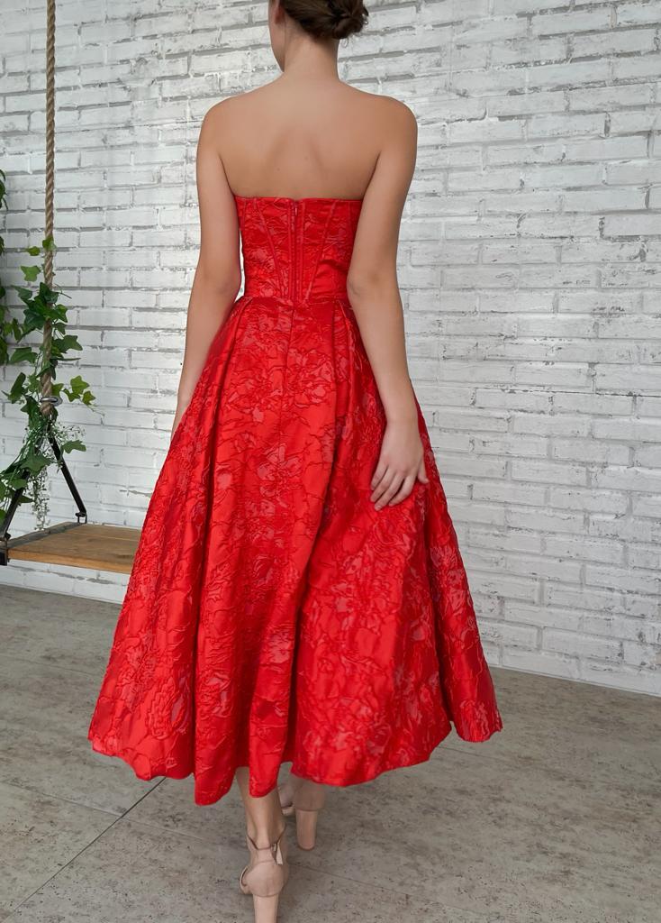 Red midi dress with no sleeves and brocade fabric