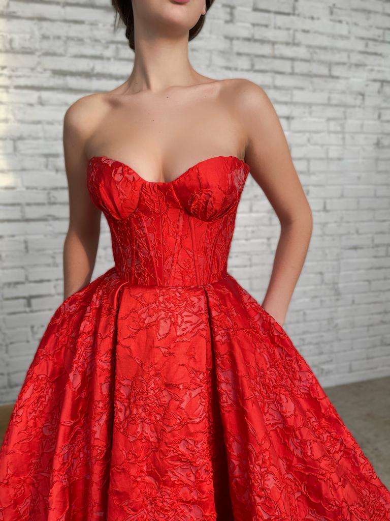 Red midi dress with no sleeves and brocade fabric