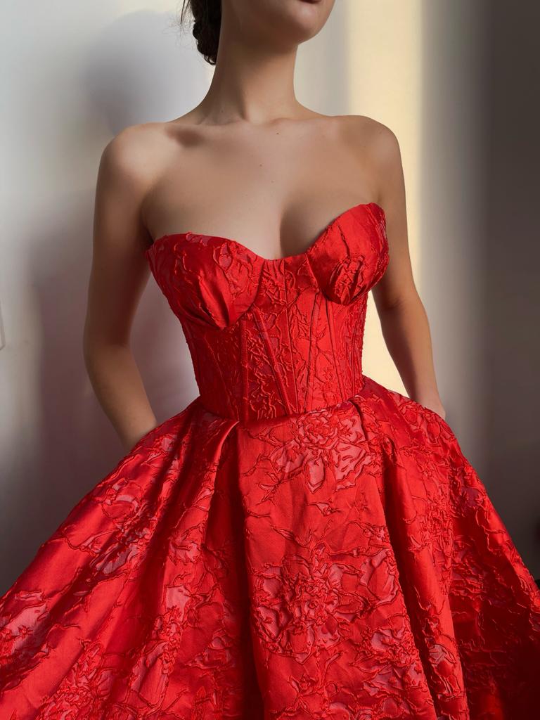 Red midi dress with no sleeves and brocade fabric