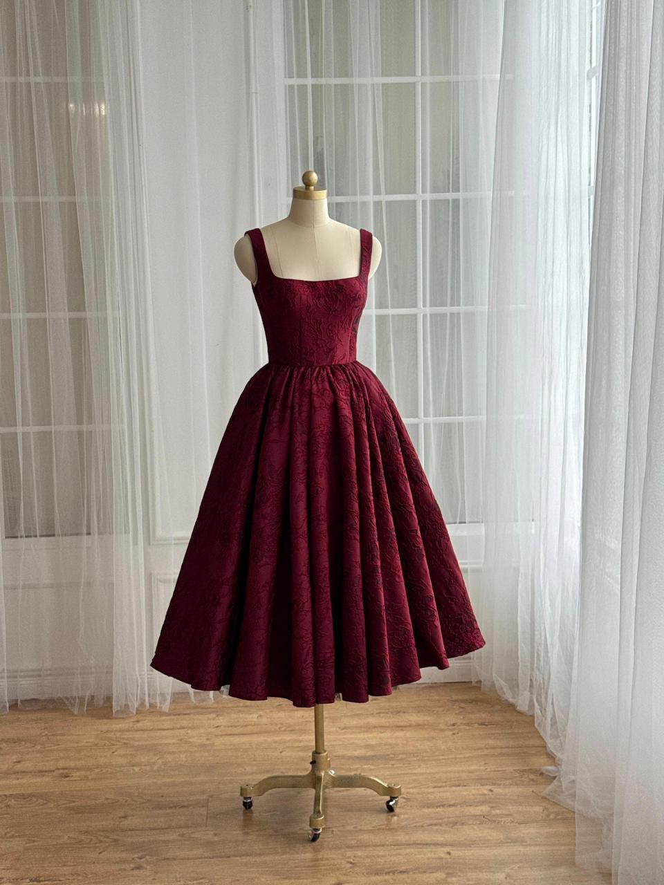 Burgundy midi dress with straps and brocade fabric