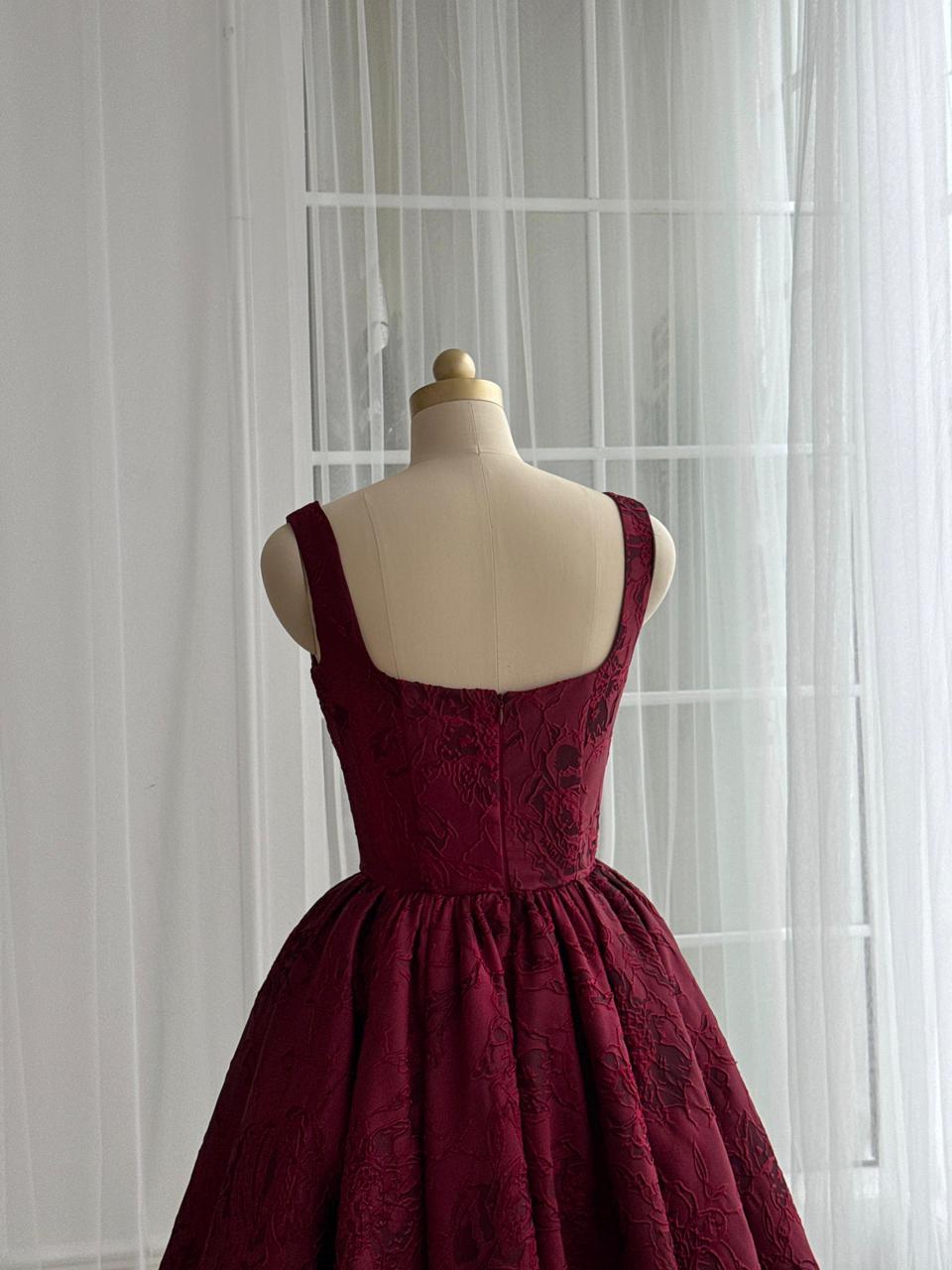 Burgundy midi dress with straps and brocade fabric