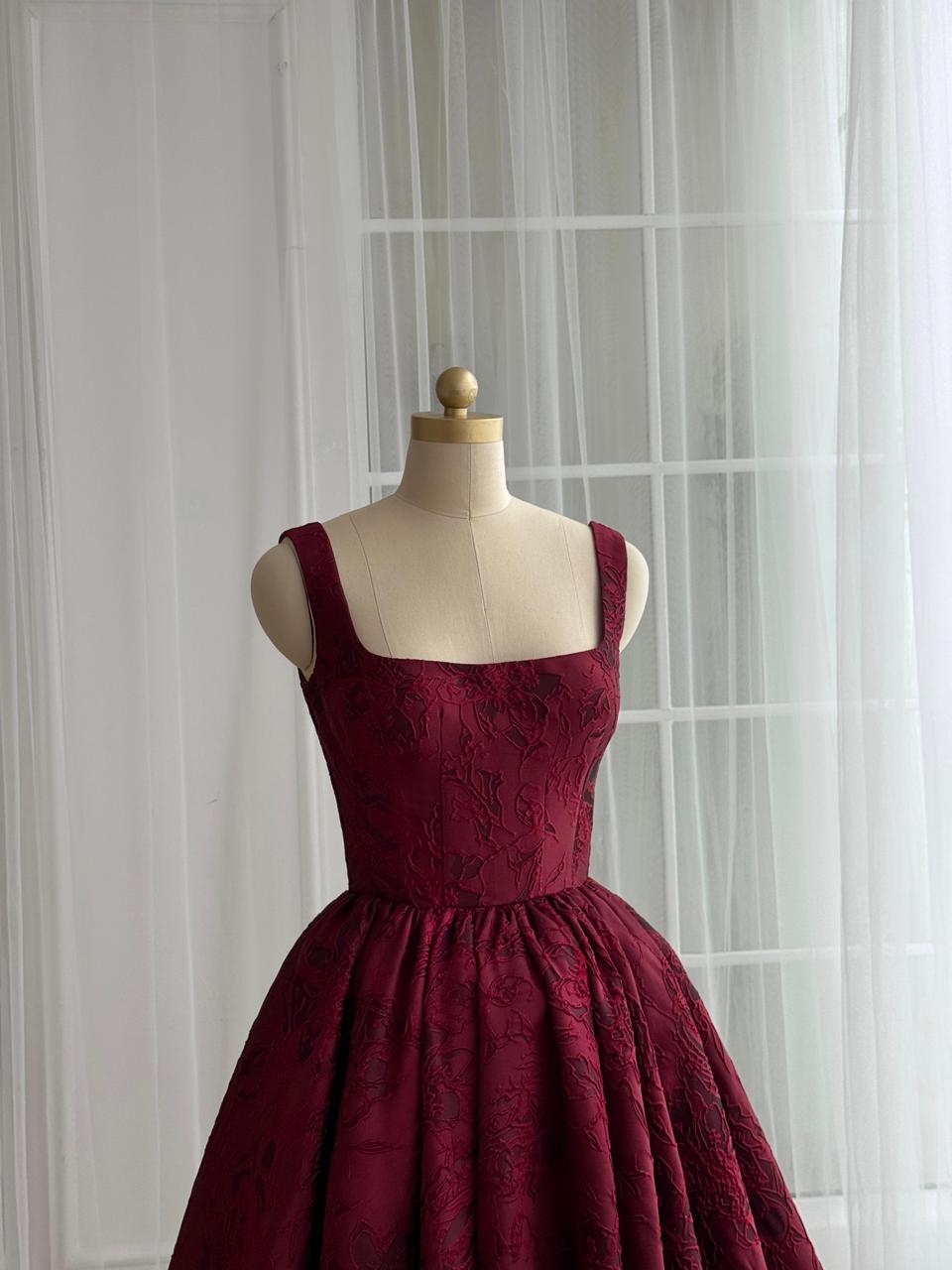 Burgundy midi dress with straps and brocade fabric
