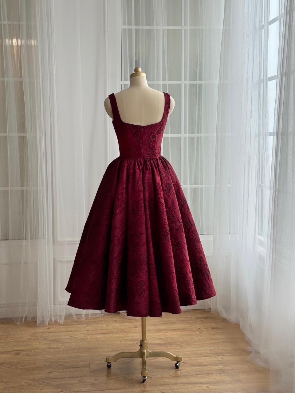 Burgundy midi dress with straps and brocade fabric