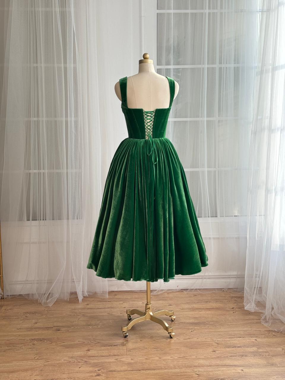Green midi dress with velvet fabric and straps