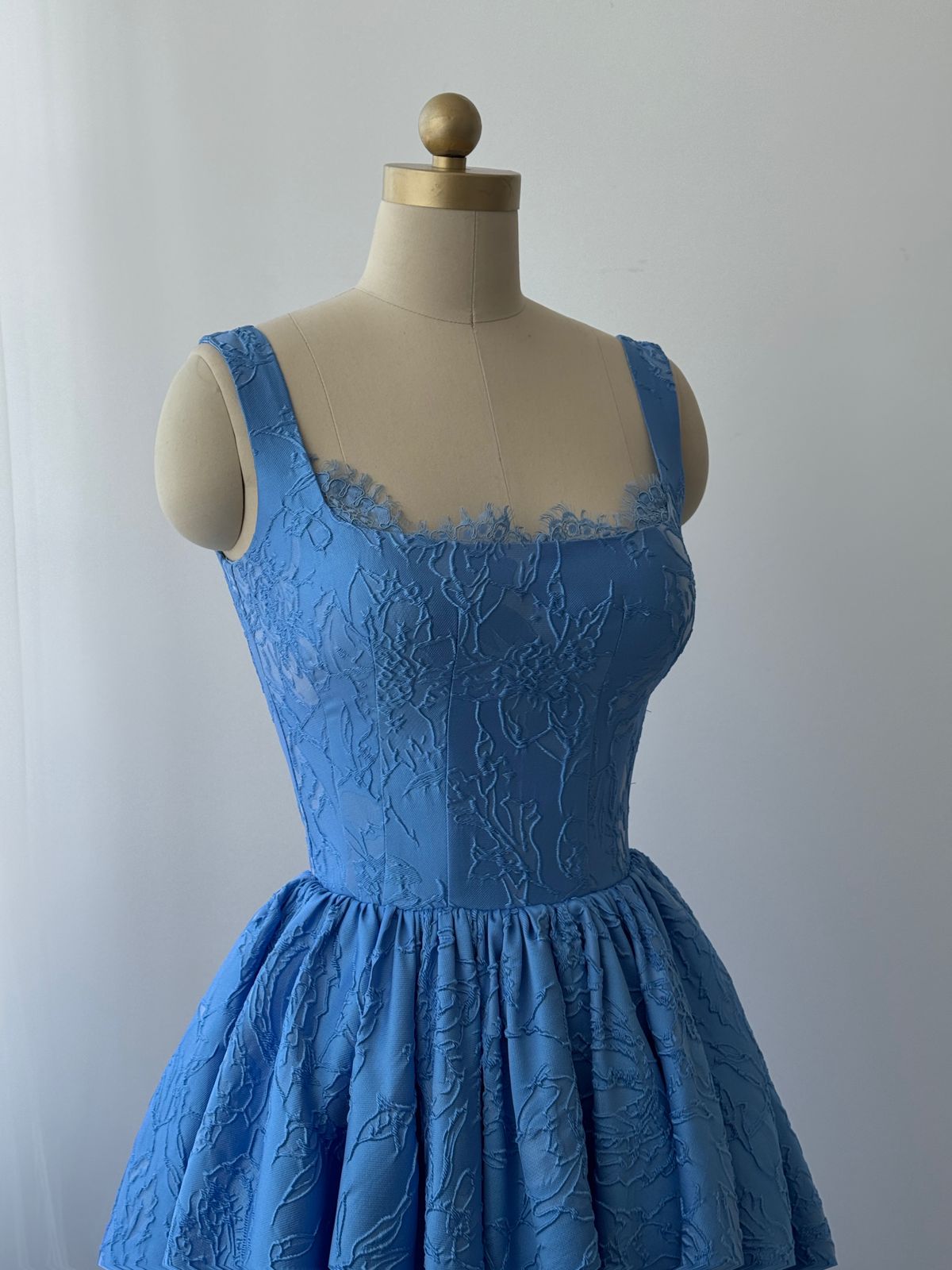 Blue midi dress with straps, lace and brocade fabric