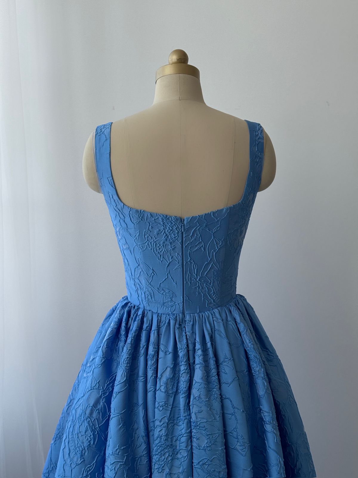 Blue midi dress with straps, lace and brocade fabric