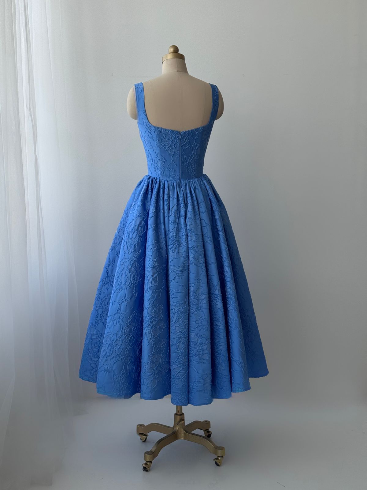 Blue midi dress with straps, lace and brocade fabric