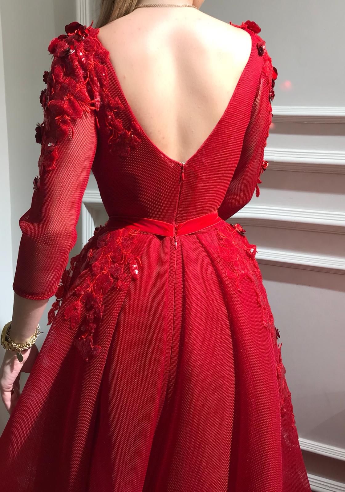 Red overskirt dress with long sleeves, v-neck and embroidery