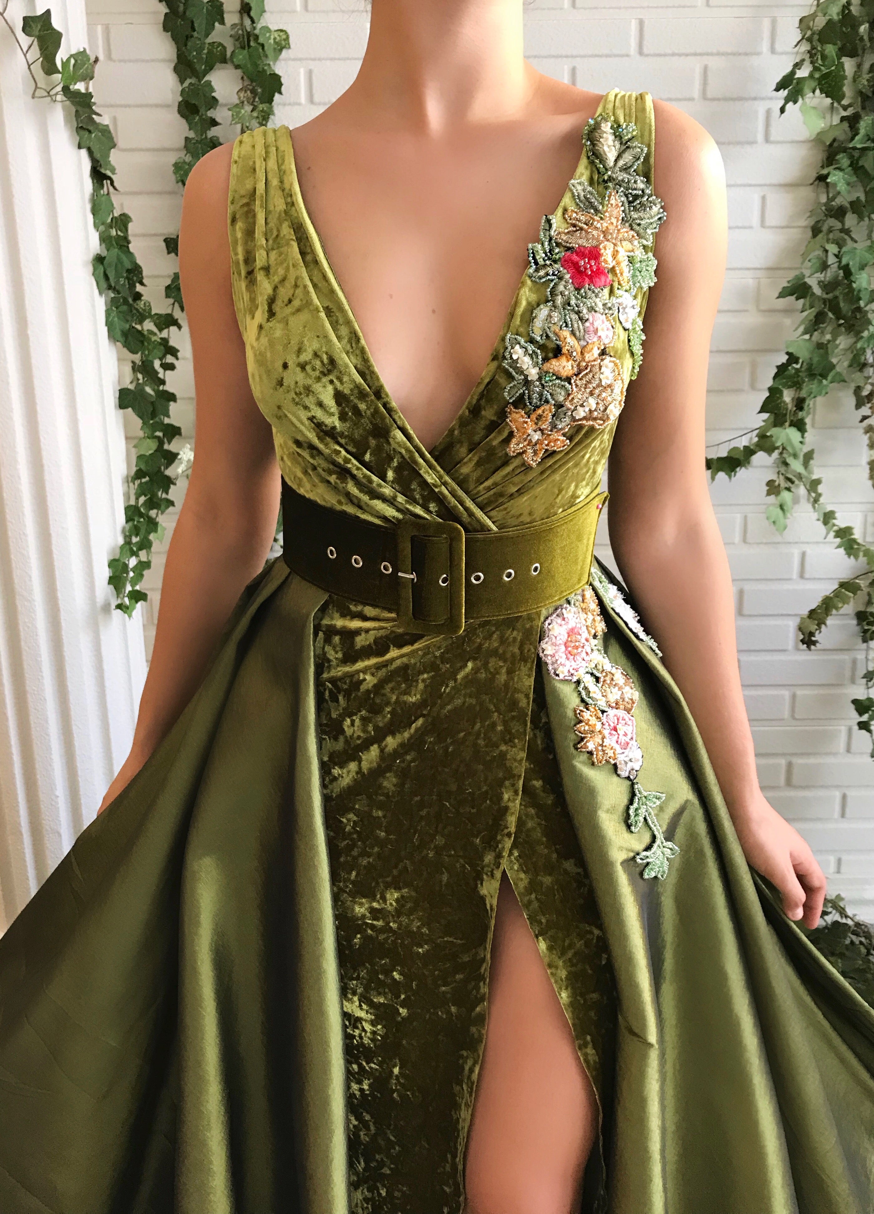 Green overskirt dress with belt, no sleeves, v-neck and embroidery