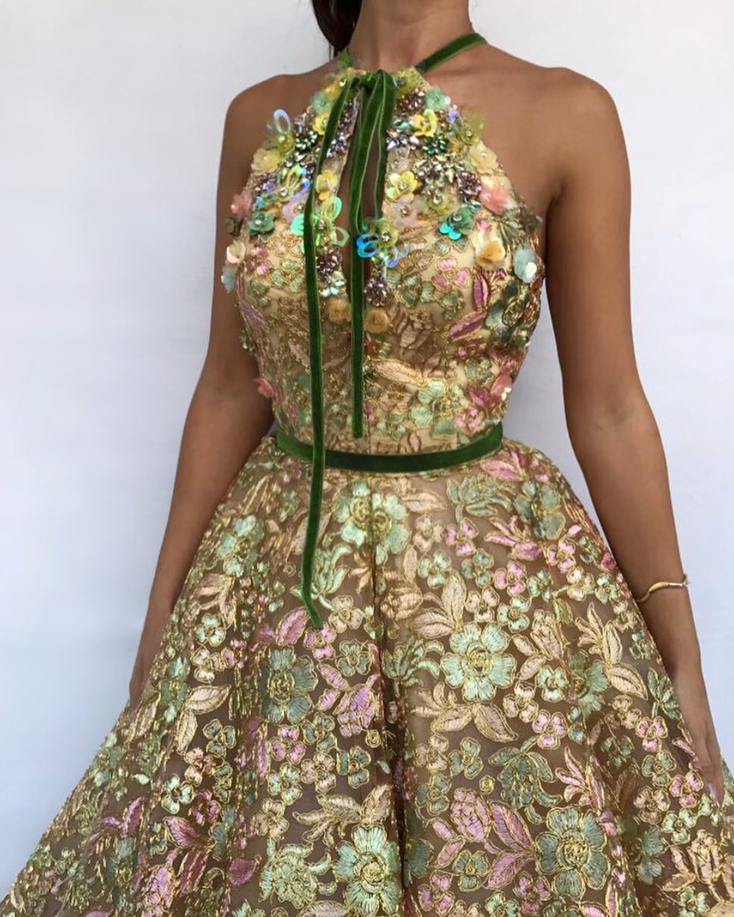 Gold A-Line dress with no sleeves and embroidery