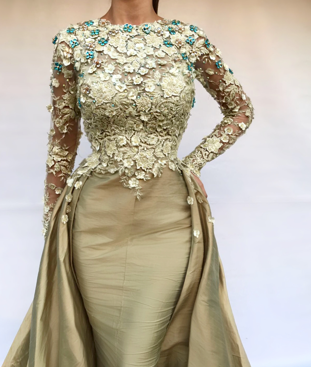 Gold overskirt dress with long sleeves, lace and embroidery