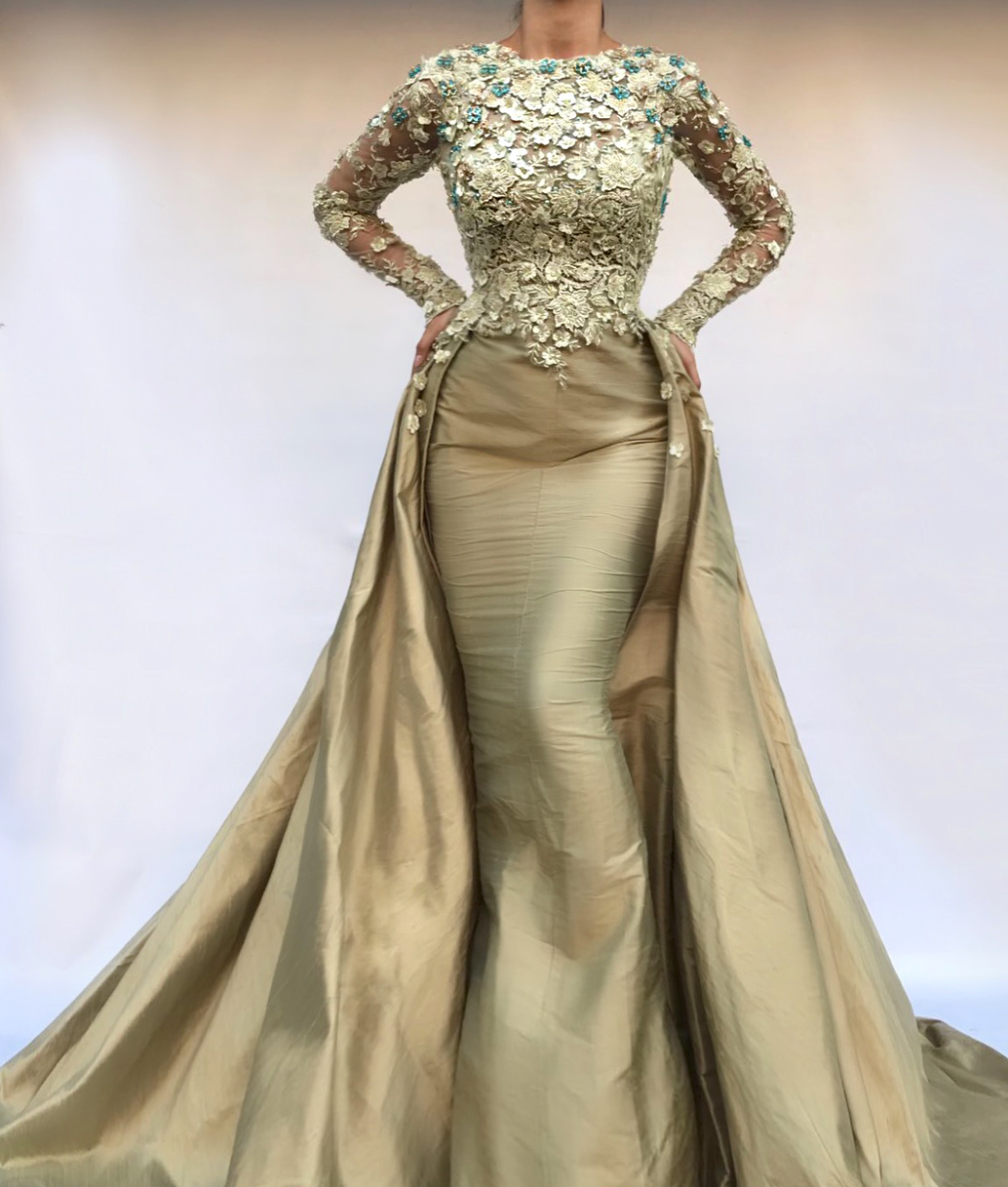 Gold overskirt dress with long sleeves, lace and embroidery